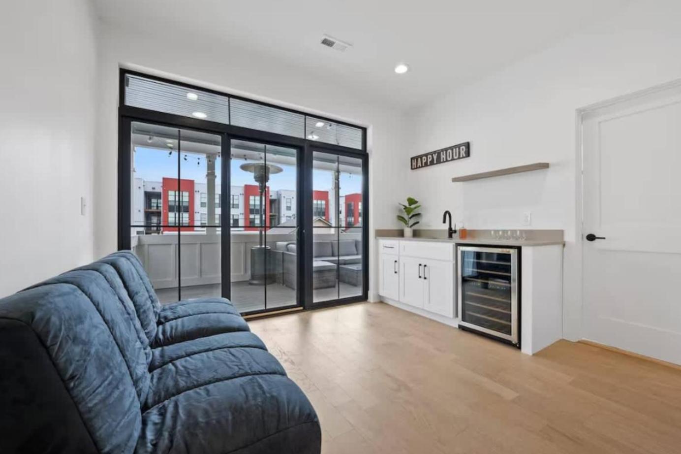 Jungle House Luxury Homes - Columbus Downtown Short North - Near Convention Center & Nationwide Arena - Sleeps up to 15 - Free Parking - Over 5,800 Five St