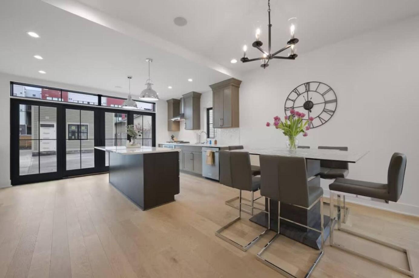 Jungle House Luxury Homes - Columbus Downtown Short North - Near Convention Center & Nationwide Arena - Sleeps up to 15 - Free Parking - Over 5,800 Five St