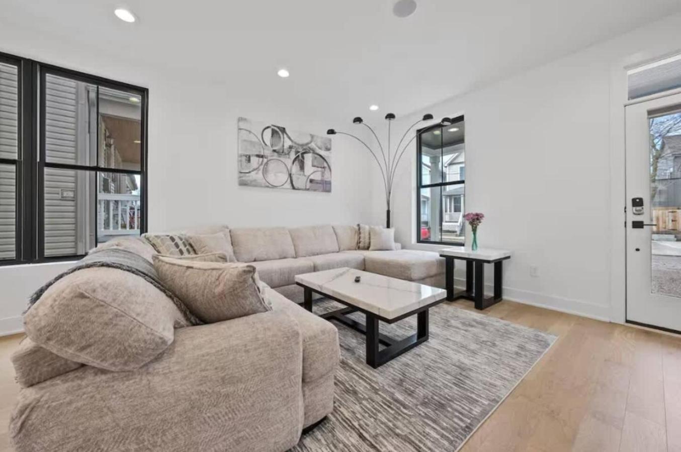 Jungle House Luxury Homes - Columbus Downtown Short North - Near Convention Center & Nationwide Arena - Sleeps up to 15 - Free Parking - Over 5,800 Five St