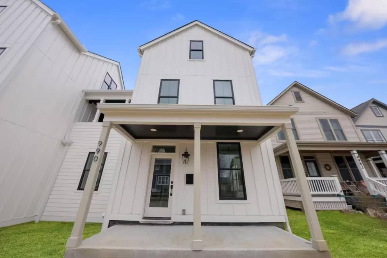 Jungle House Luxury Homes - Columbus Downtown Short North - Near Convention Center & Nationwide Arena - Sleeps up to 15 - Free Parking - Over 5,800 Five St