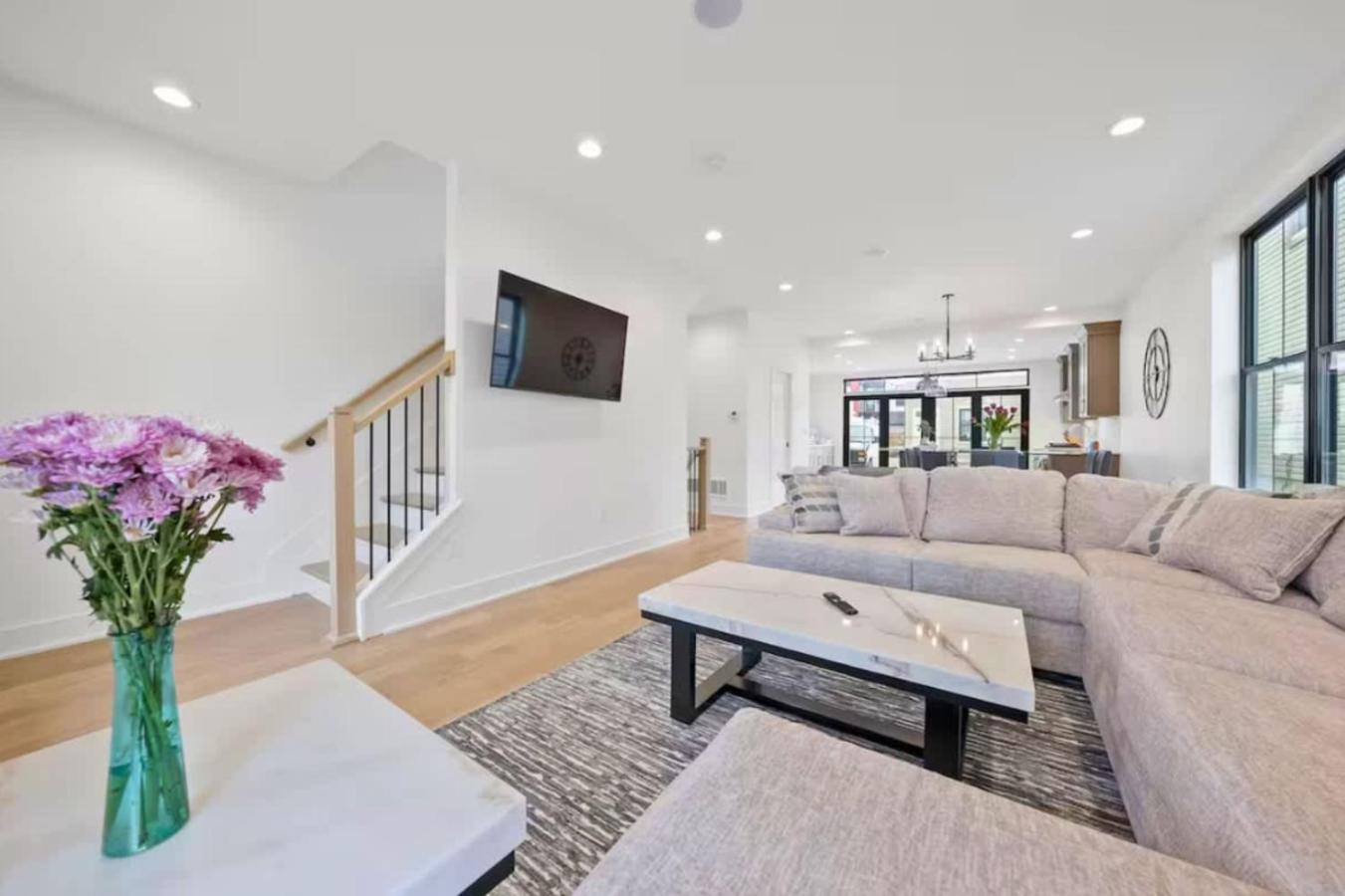 Jungle House Luxury Homes - Columbus Downtown Short North - Near Convention Center & Nationwide Arena - Sleeps up to 15 - Free Parking - Over 5,800 Five St