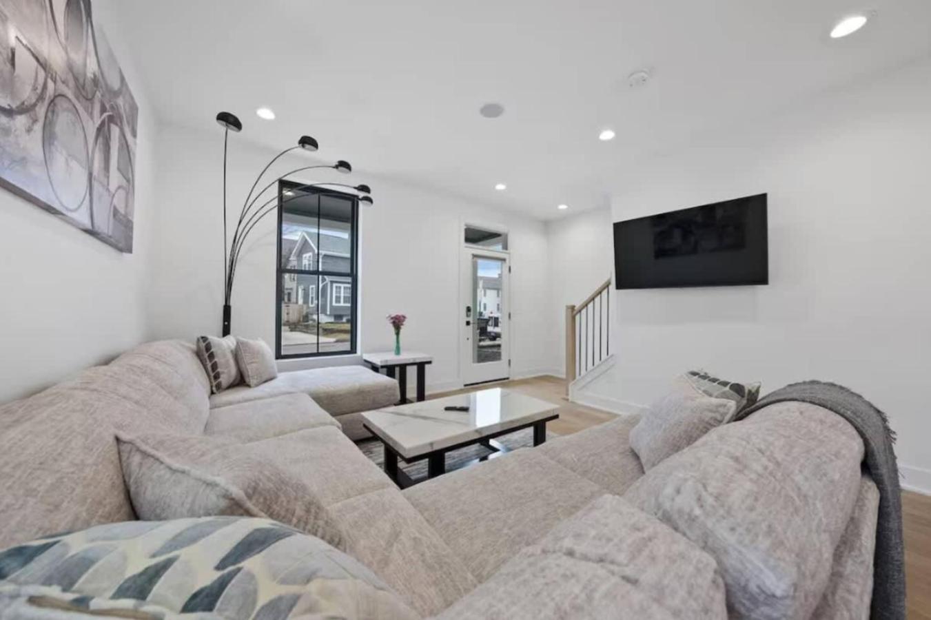 Jungle House Luxury Homes - Columbus Downtown Short North - Near Convention Center & Nationwide Arena - Sleeps up to 15 - Free Parking - Over 5,800 Five St