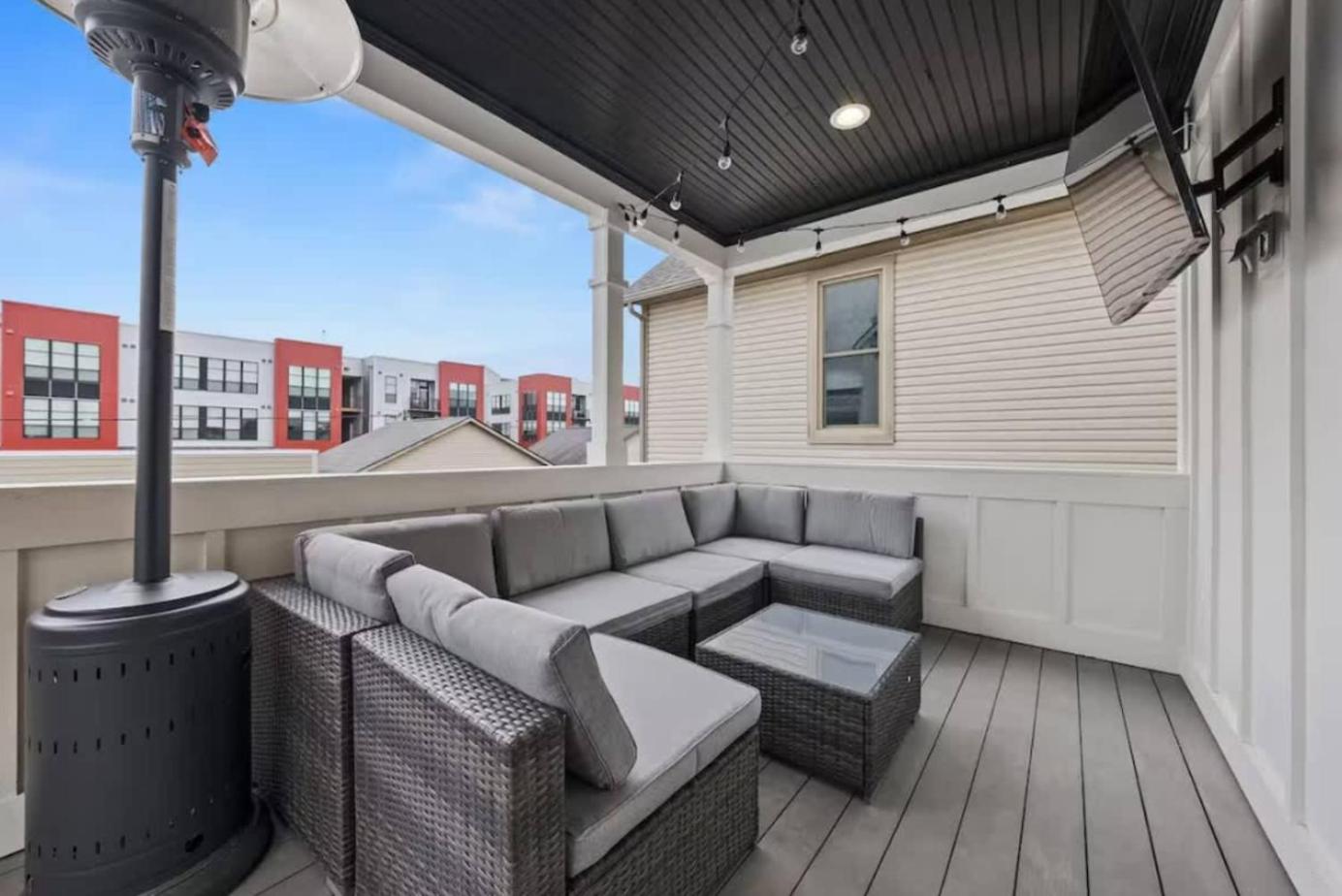 Jungle House Luxury Homes - Columbus Downtown Short North - Near Convention Center & Nationwide Arena - Sleeps up to 15 - Free Parking - Over 5,800 Five St