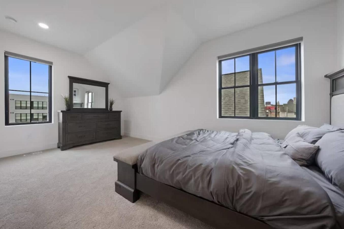 Jungle House Luxury Homes - Columbus Downtown Short North - Near Convention Center & Nationwide Arena - Sleeps up to 15 - Free Parking - Over 5,800 Five St