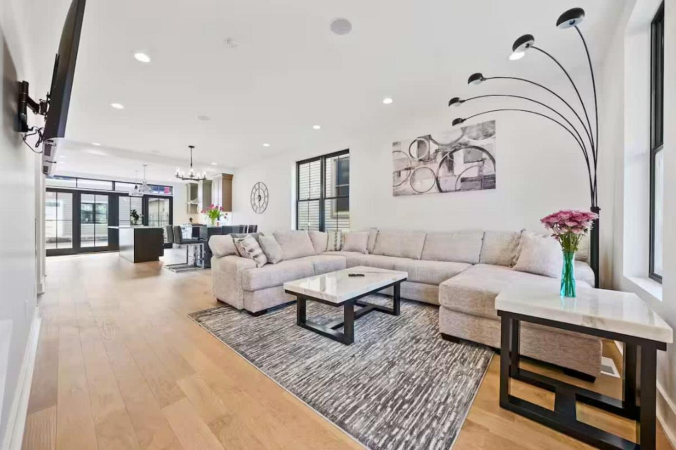 Jungle House Luxury Homes - Columbus Downtown Short North - Near Convention Center & Nationwide Arena - Sleeps up to 15 - Free Parking - Over 5,800 Five St