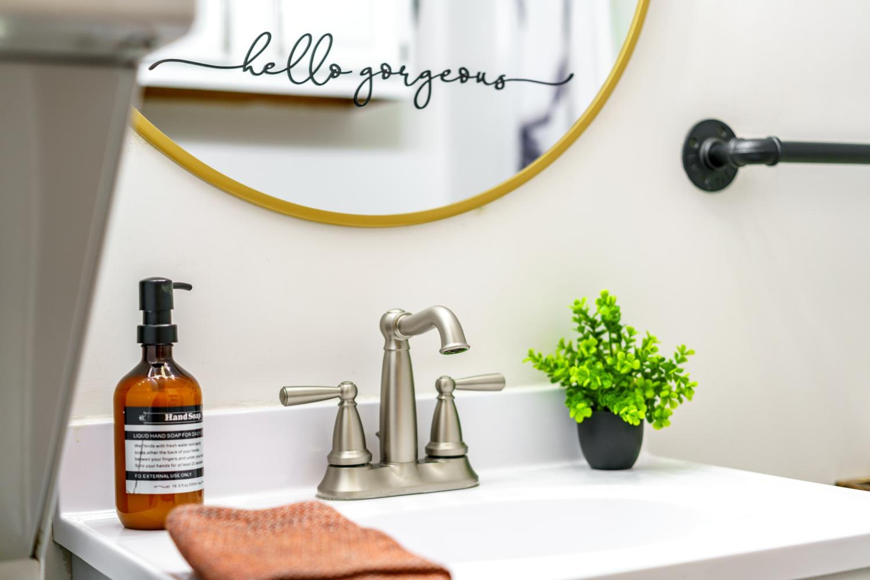 Jungle House Luxury Homes - Columbus Downtown Short North - Walk to Convention Center & Nationwide Arena - Sleeps up to 10 - Free Parking - Over 5,800 Five
