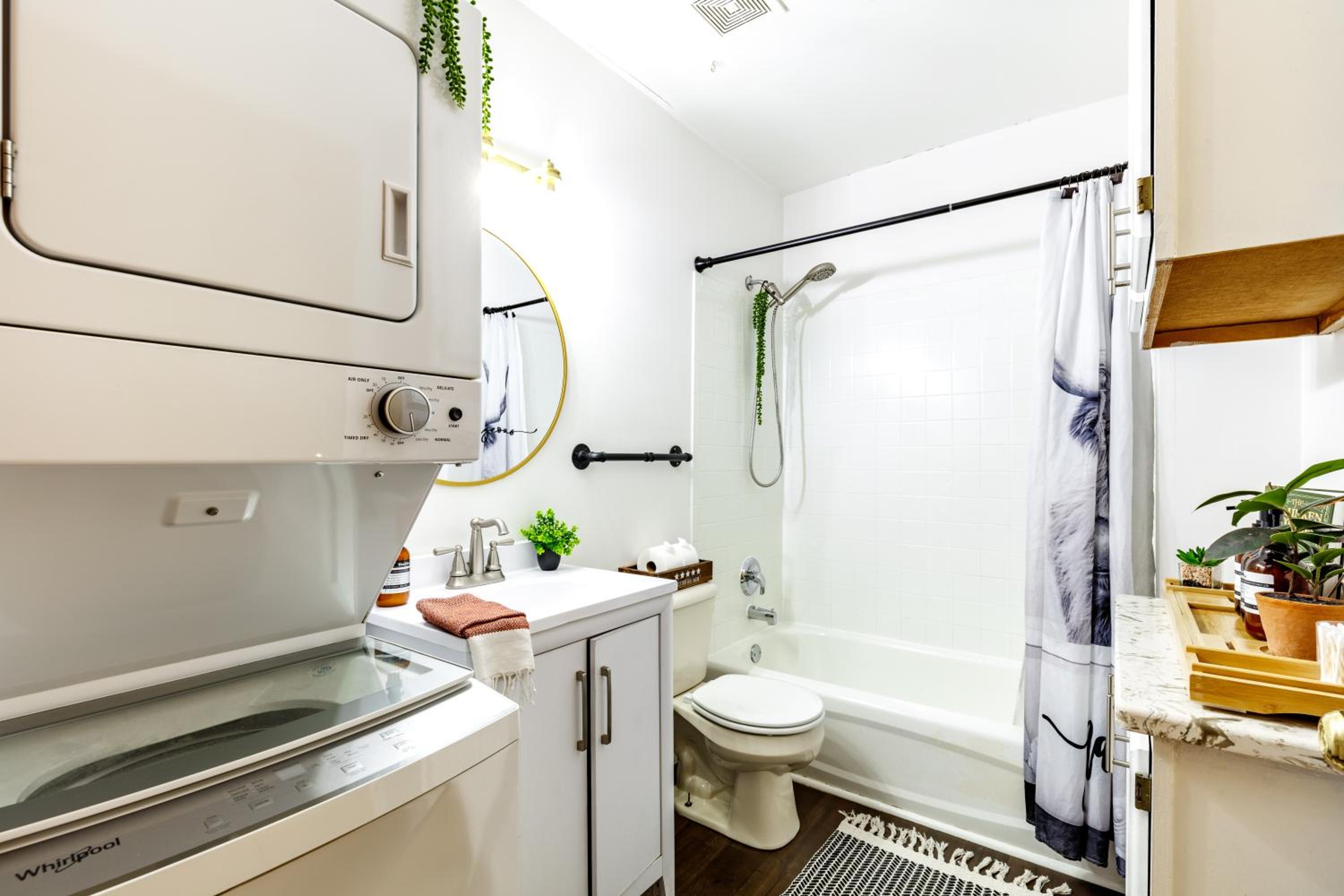 Jungle House Luxury Homes - Columbus Downtown Short North - Walk to Convention Center & Nationwide Arena - Sleeps up to 10 - Free Parking - Over 5,800 Five