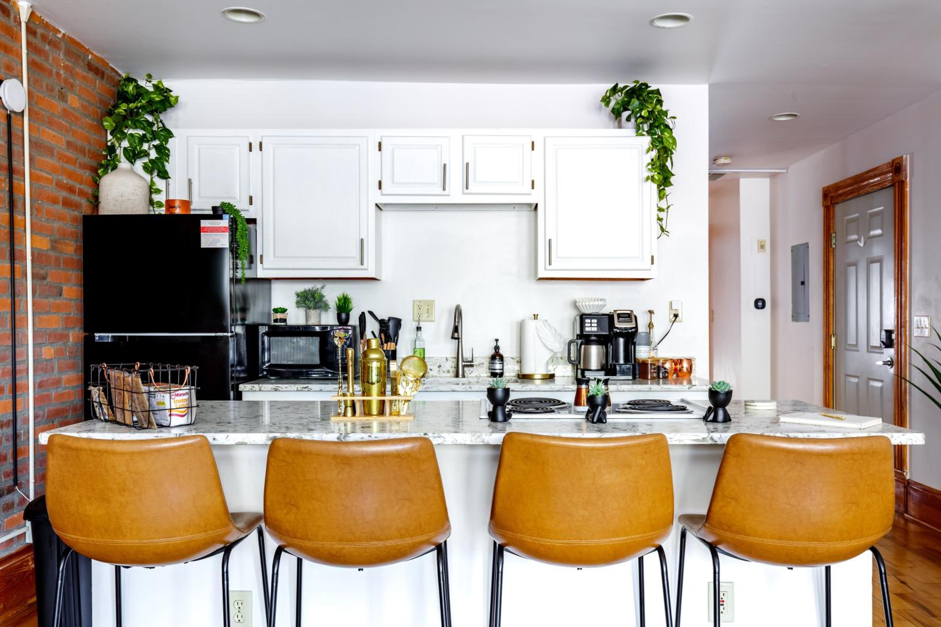 Jungle House Luxury Homes - Columbus Downtown Short North - Walk to Convention Center & Nationwide Arena - Sleeps up to 10 - Free Parking - Over 5,800 Five