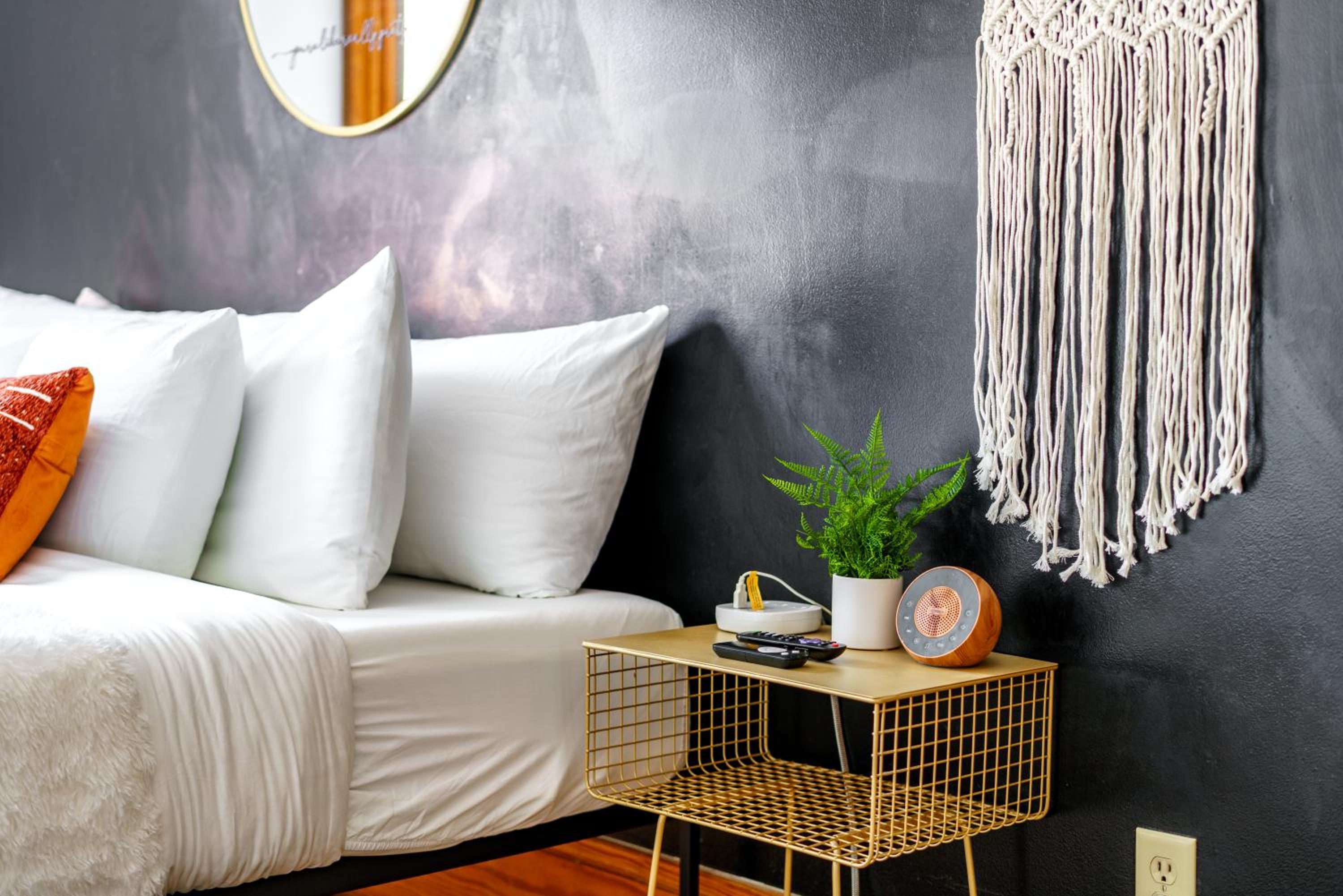 Jungle House Luxury Homes - Columbus Downtown Short North - Walk to Convention Center & Nationwide Arena - Sleeps up to 10 - Free Parking - Over 5,800 Five