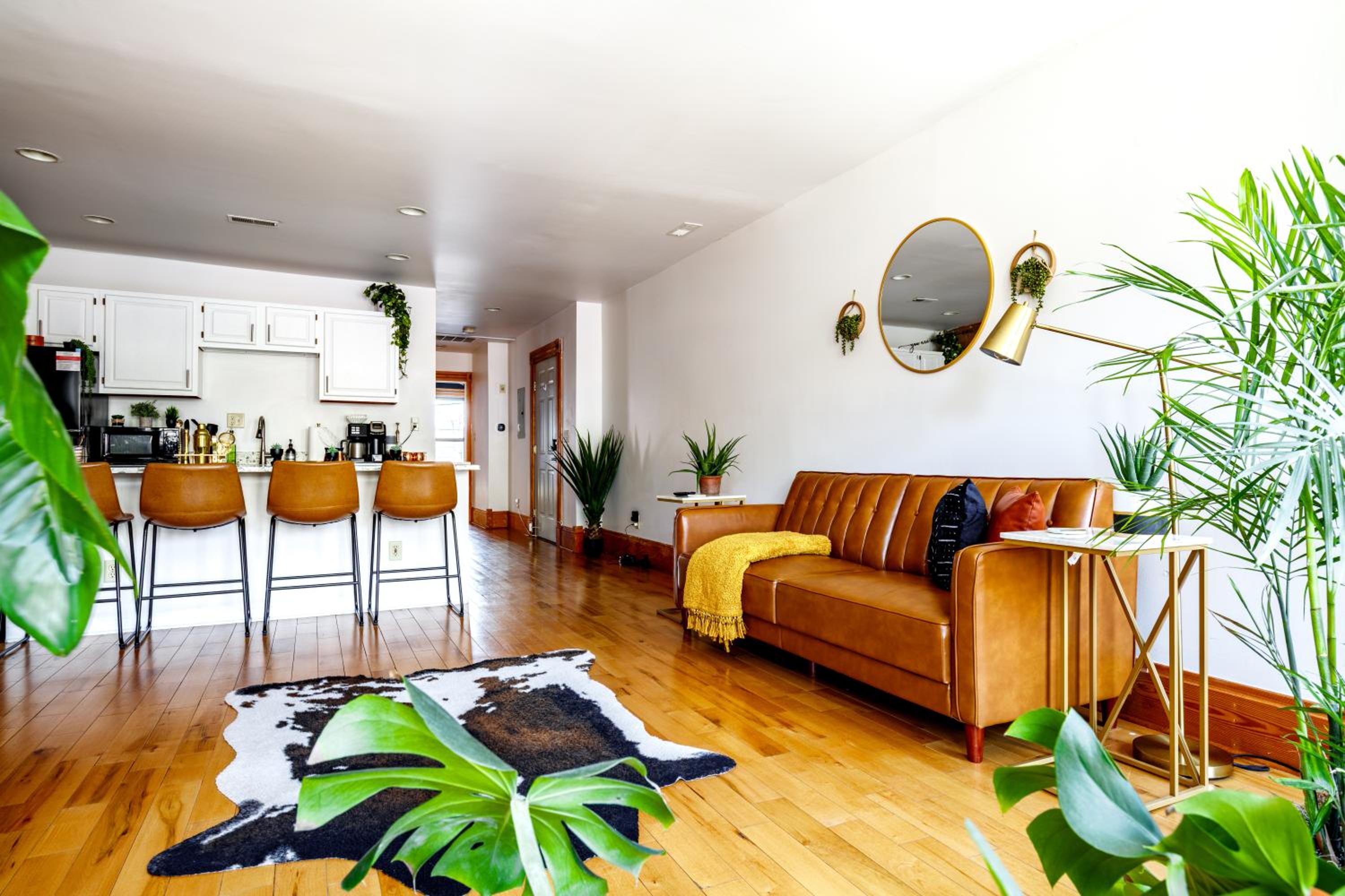 Jungle House Luxury Homes - Columbus Downtown Short North - Walk to Convention Center & Nationwide Arena - Sleeps up to 10 - Free Parking - Over 5,800 Five