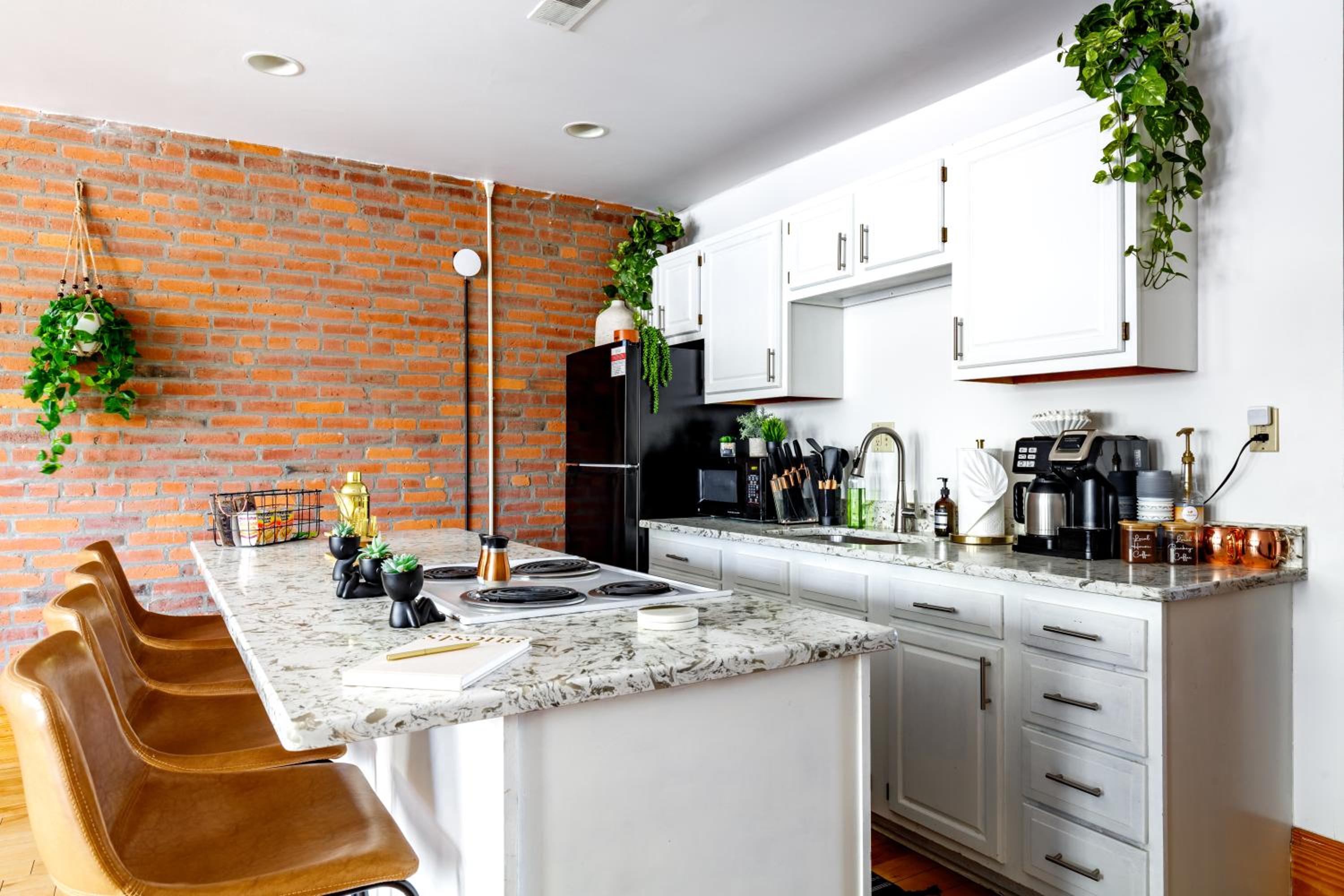 Jungle House Luxury Homes - Columbus Downtown Short North - Walk to Convention Center & Nationwide Arena - Sleeps up to 10 - Free Parking - Over 5,800 Five