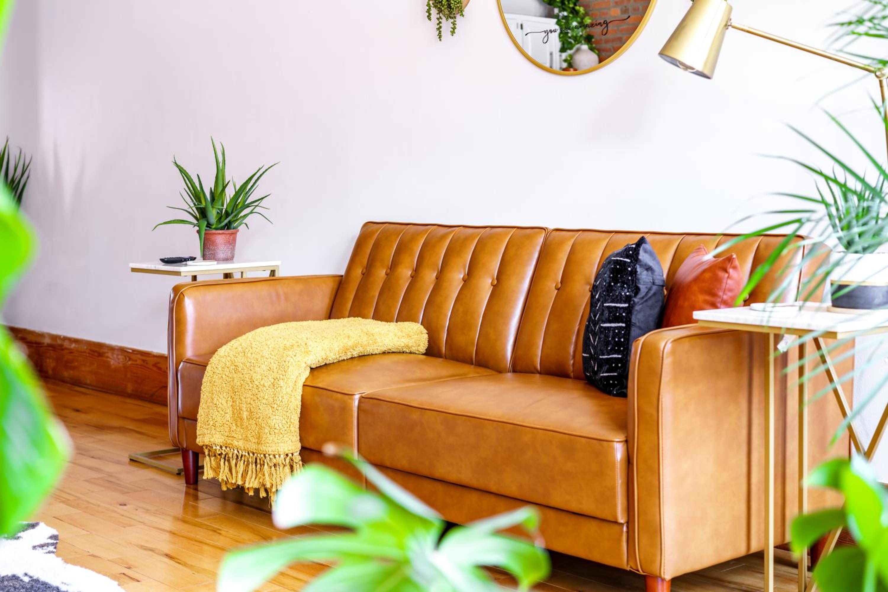 Jungle House Luxury Homes - Columbus Downtown Short North - Walk to Convention Center & Nationwide Arena - Sleeps up to 10 - Free Parking - Over 5,800 Five