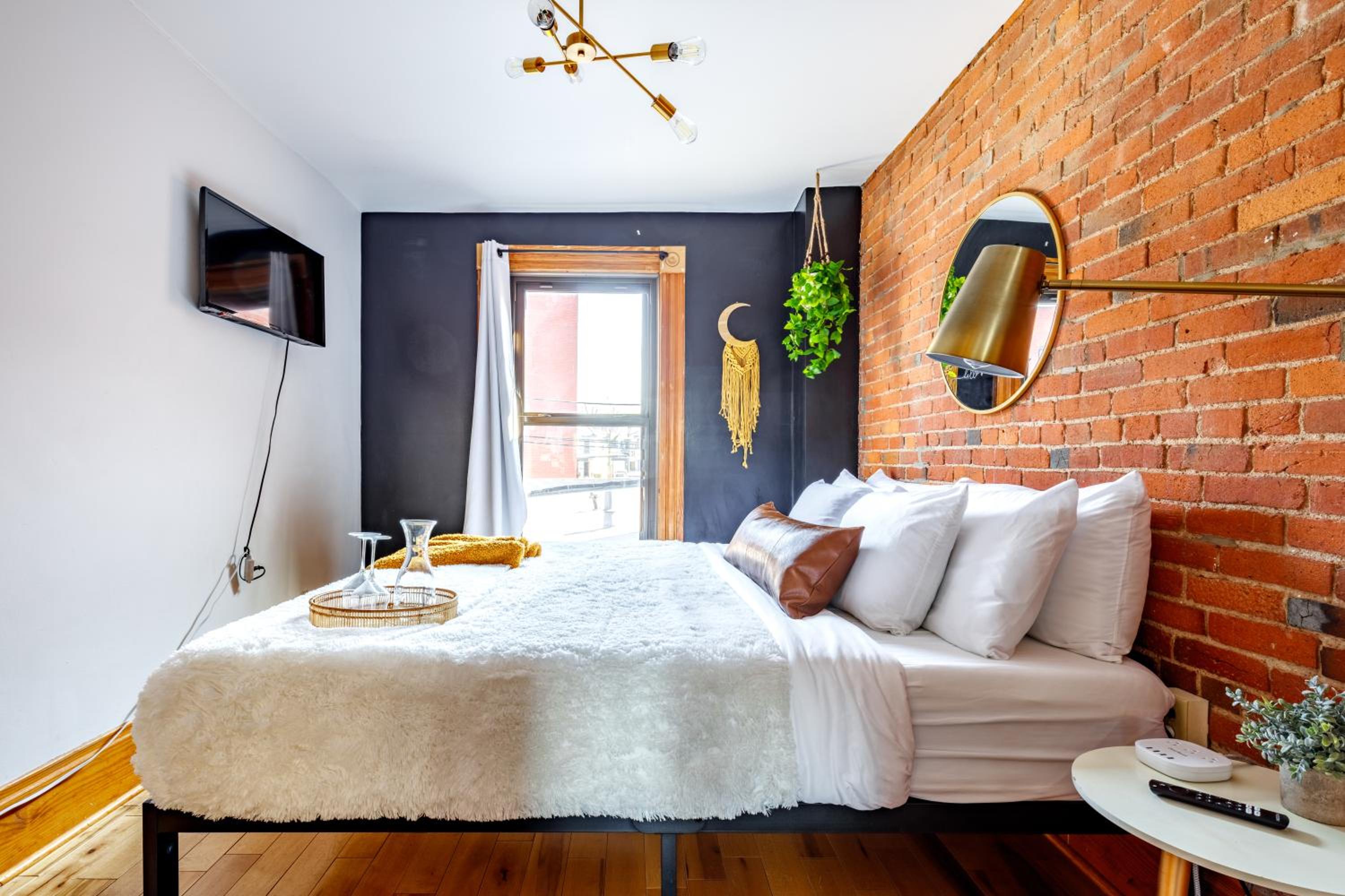 Jungle House Luxury Homes - Columbus Downtown Short North - Walk to Convention Center & Nationwide Arena - Sleeps up to 10 - Free Parking - Over 5,800 Five