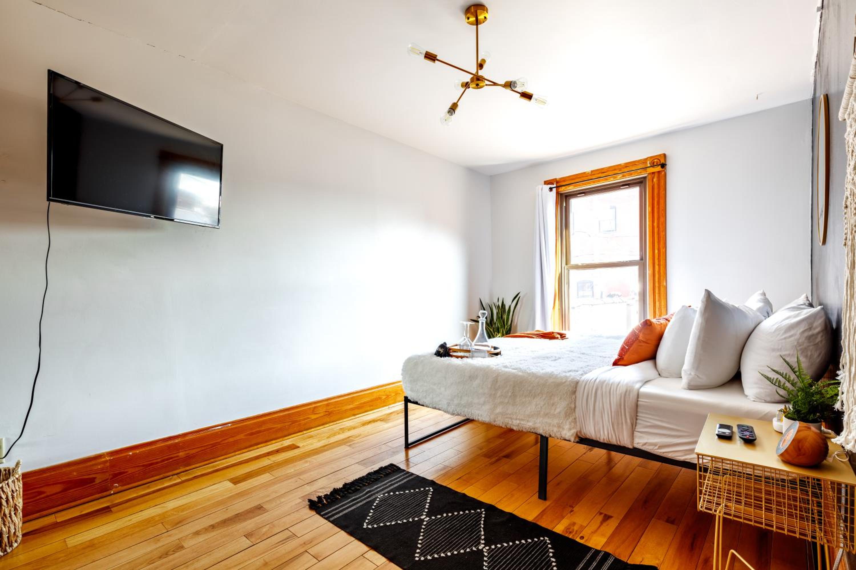 Jungle House Luxury Homes - Columbus Downtown Short North - Walk to Convention Center & Nationwide Arena - Sleeps up to 10 - Free Parking - Over 5,800 Five