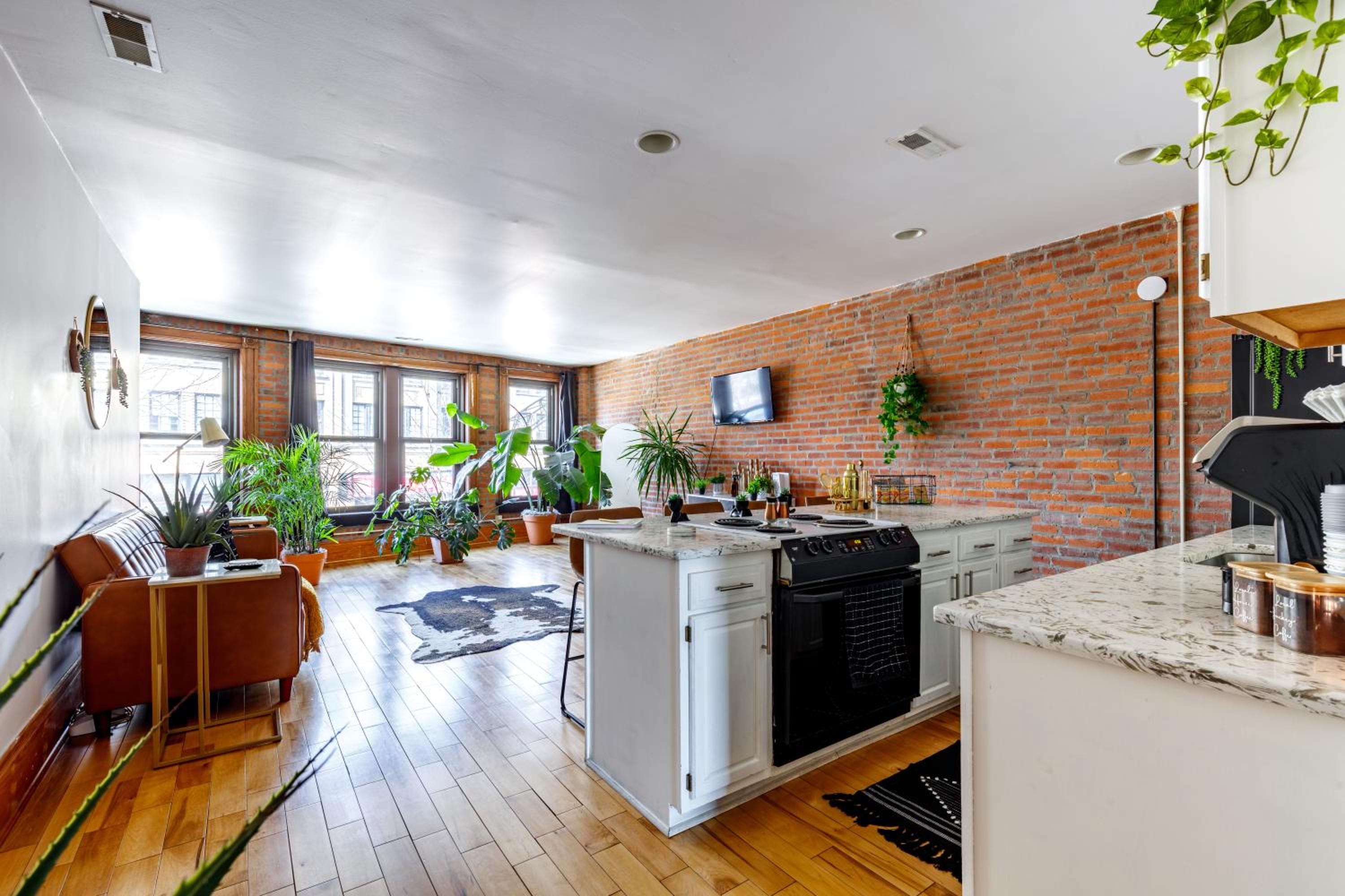 Jungle House Luxury Homes - Columbus Downtown Short North - Walk to Convention Center & Nationwide Arena - Sleeps up to 10 - Free Parking - Over 5,800 Five
