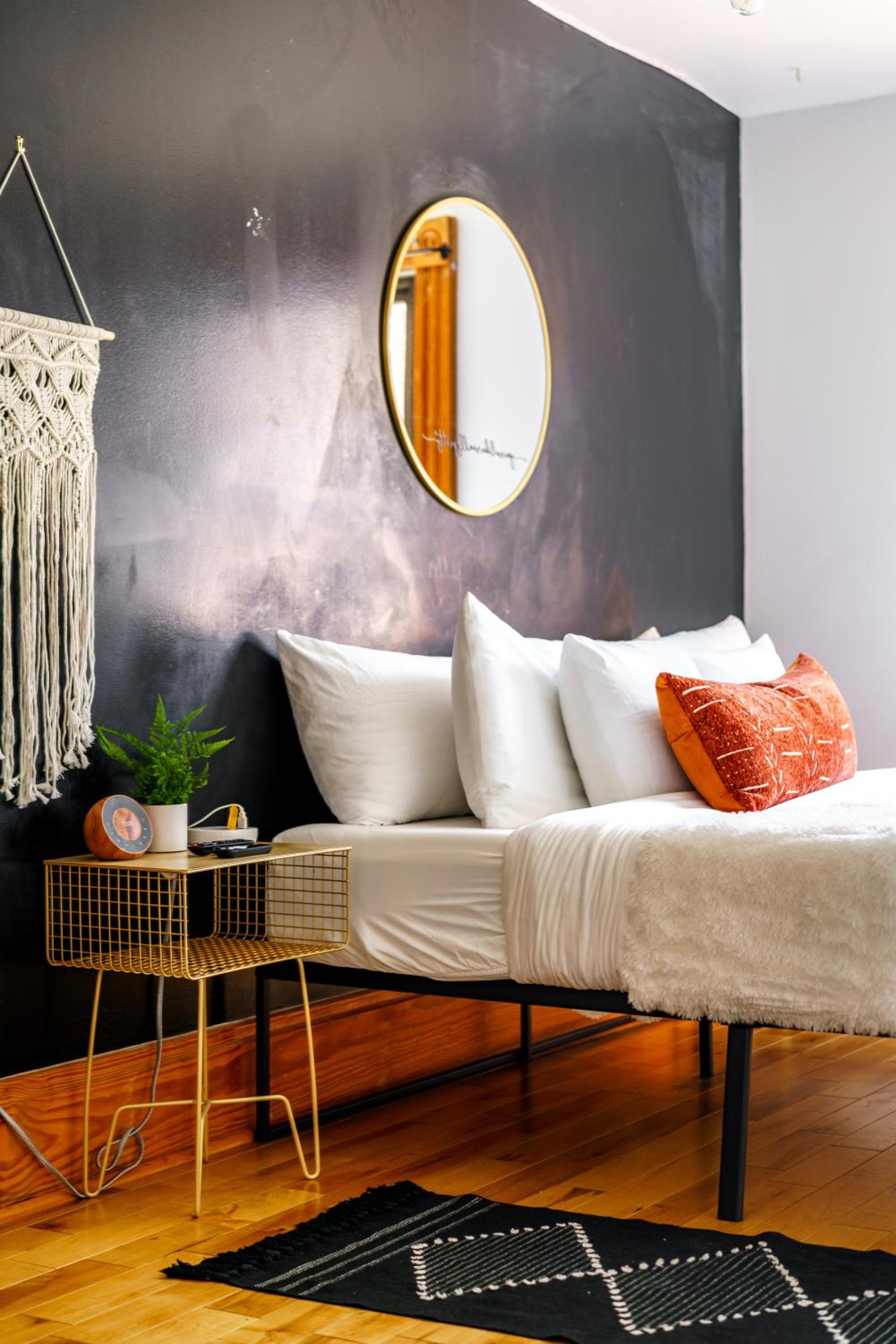 Jungle House Luxury Homes - Columbus Downtown Short North - Walk to Convention Center & Nationwide Arena - Sleeps up to 10 - Free Parking - Over 5,800 Five