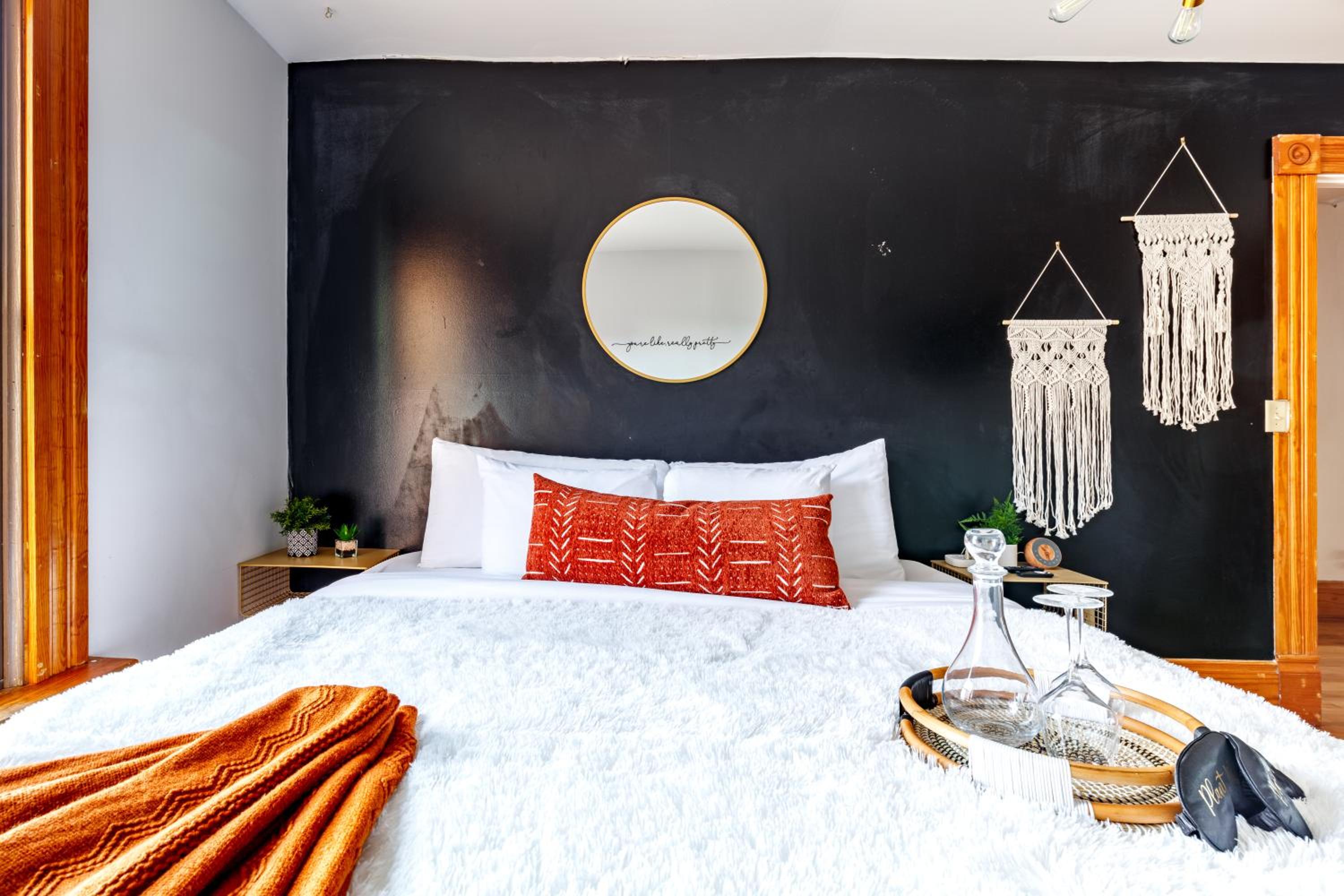 Jungle House Luxury Homes - Columbus Downtown Short North - Walk to Convention Center & Nationwide Arena - Sleeps up to 10 - Free Parking - Over 5,800 Five