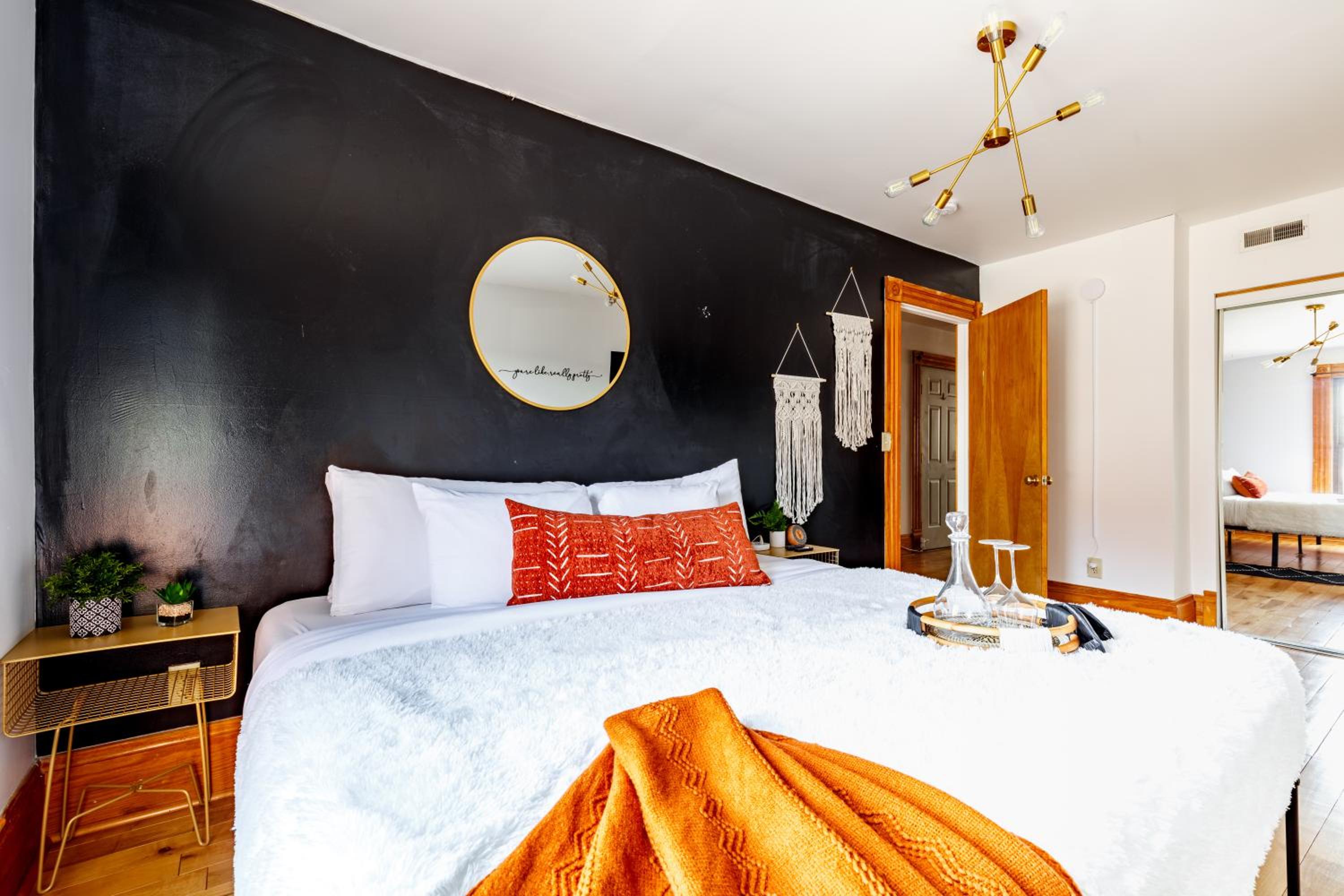 Jungle House Luxury Homes - Columbus Downtown Short North - Walk to Convention Center & Nationwide Arena - Sleeps up to 10 - Free Parking - Over 5,800 Five