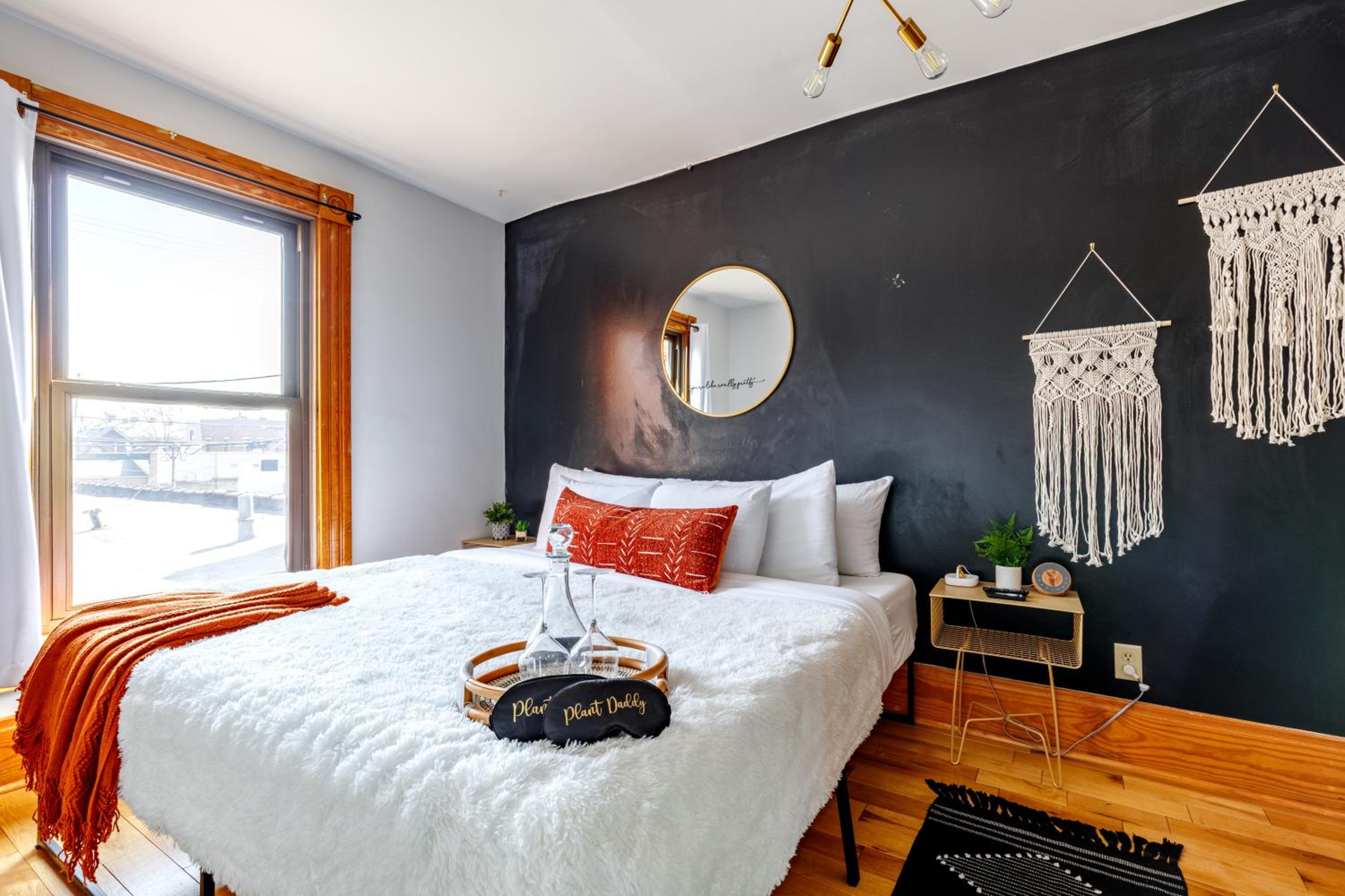 Jungle House Luxury Homes - Columbus Downtown Short North - Walk to Convention Center & Nationwide Arena - Sleeps up to 10 - Free Parking - Over 5,800 Five