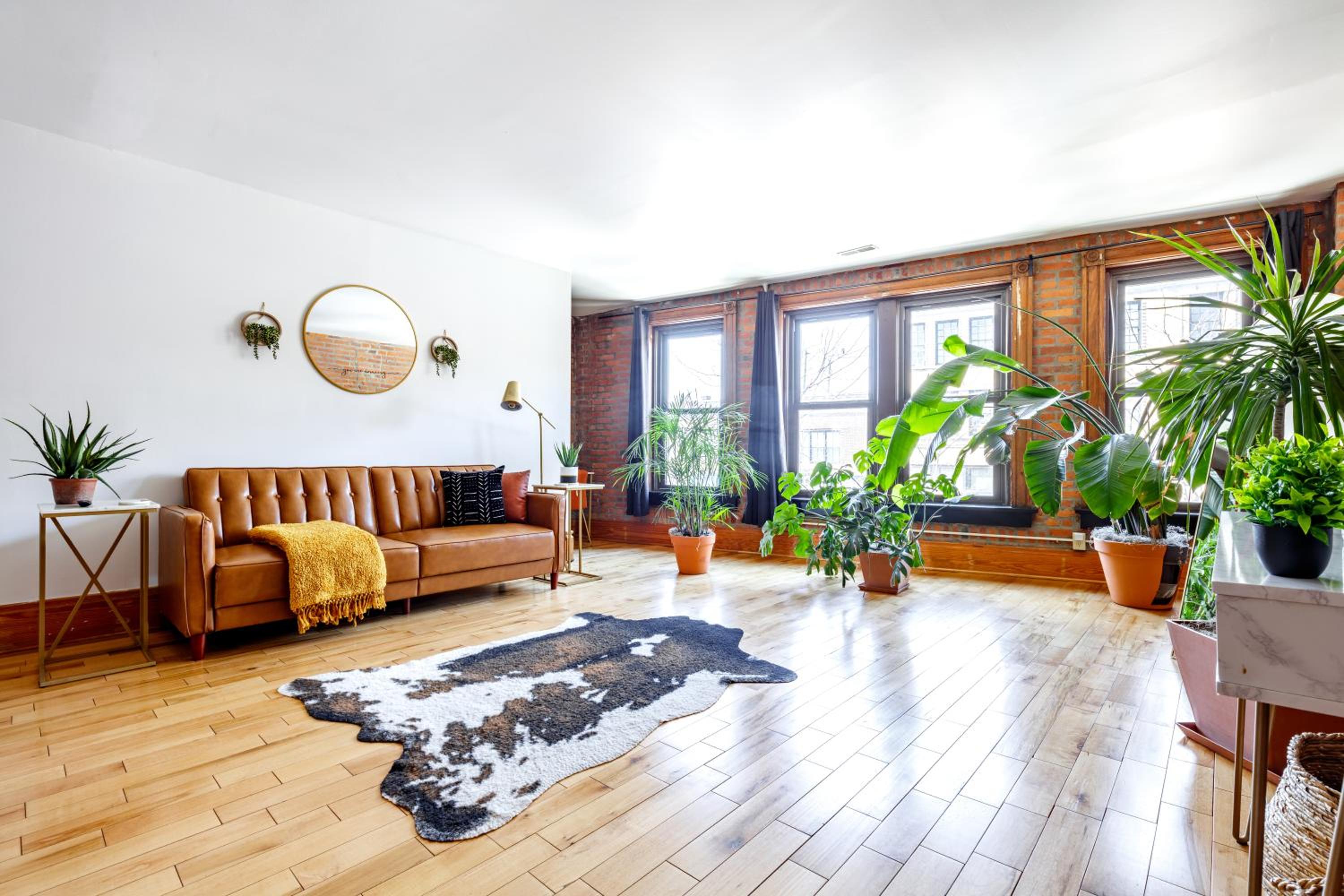Jungle House Luxury Homes - Columbus Downtown Short North - Walk to Convention Center & Nationwide Arena - Sleeps up to 10 - Free Parking - Over 5,800 Five