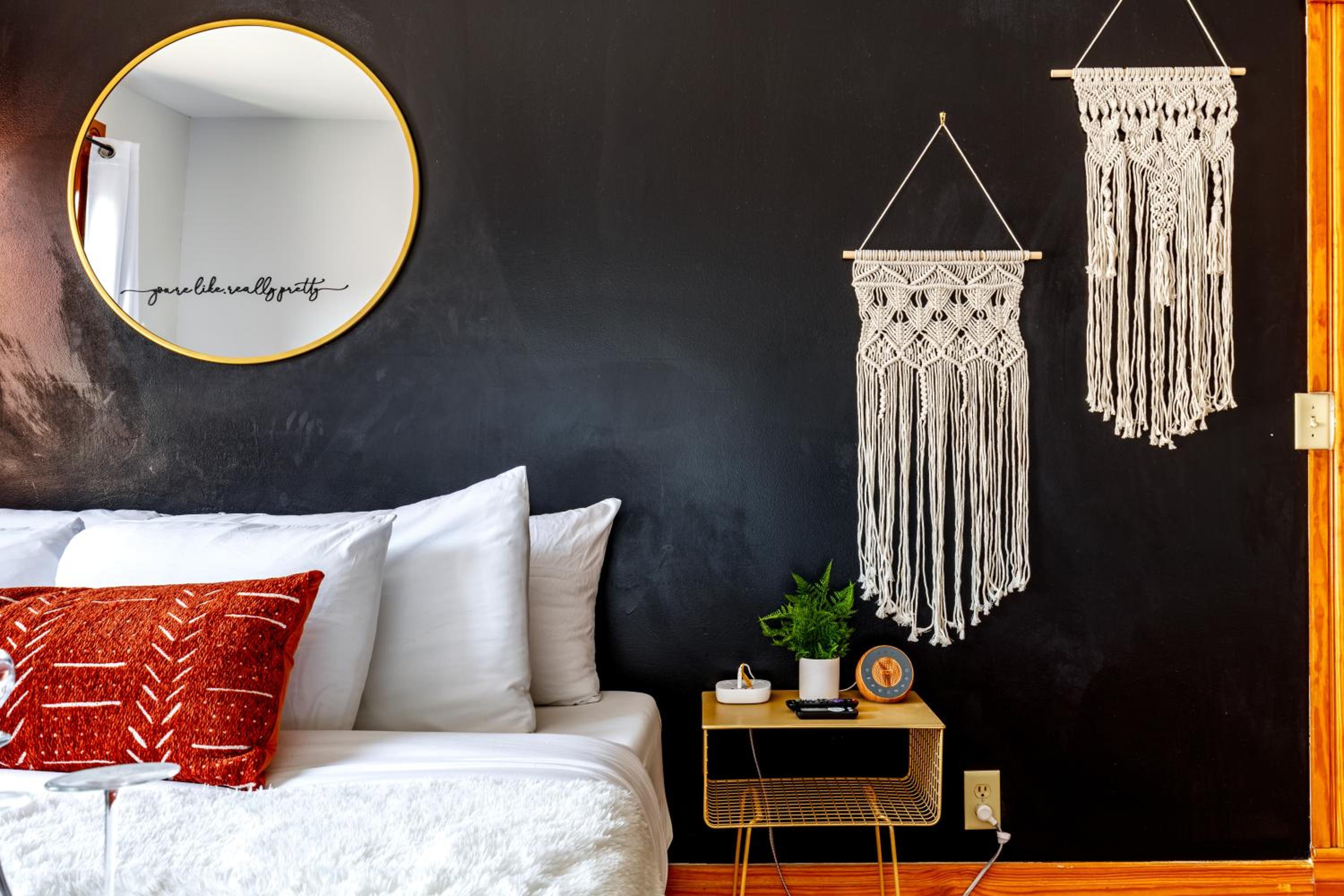 Jungle House Luxury Homes - Columbus Downtown Short North - Walk to Convention Center & Nationwide Arena - Sleeps up to 10 - Free Parking - Over 5,800 Five
