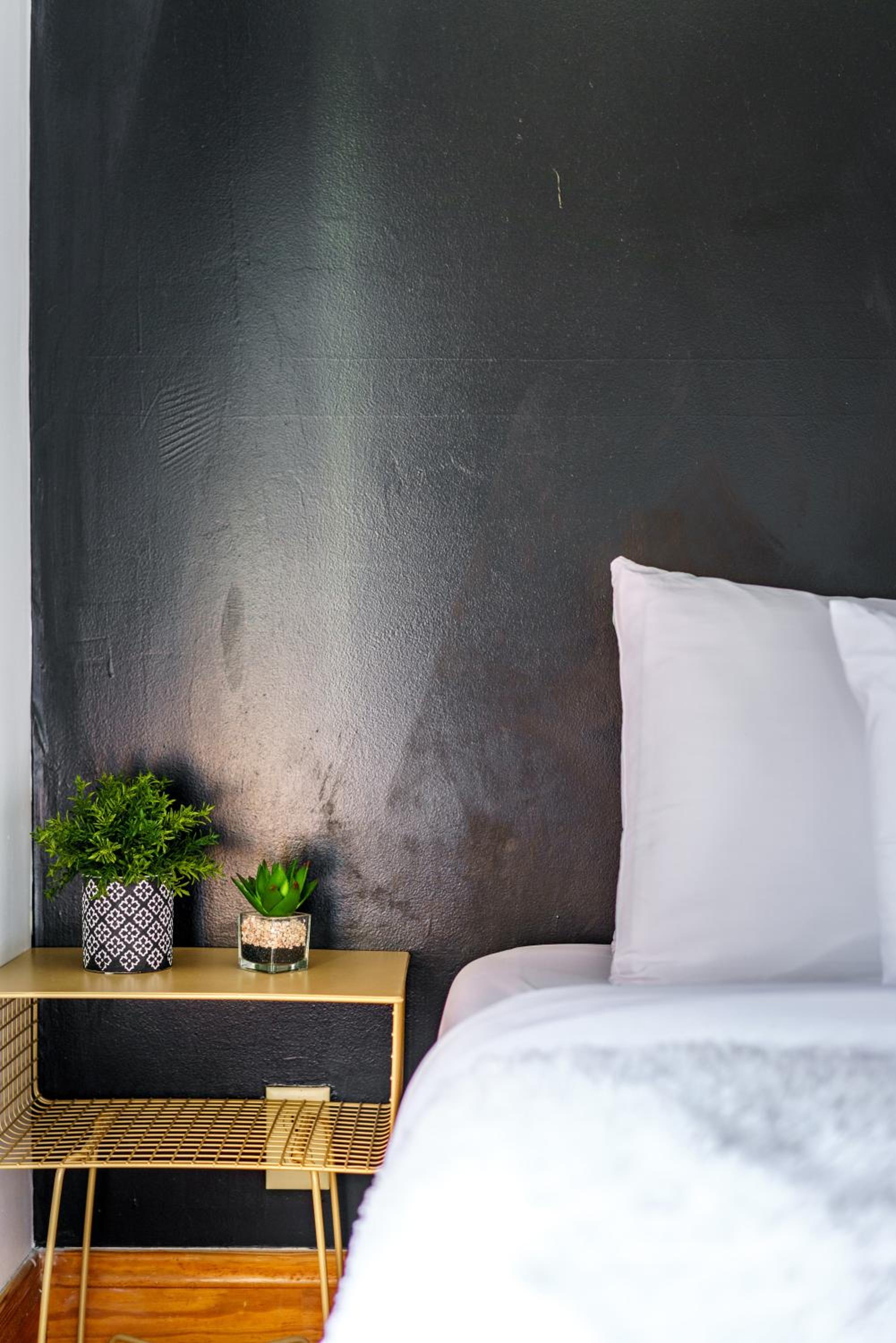 Jungle House Luxury Homes - Columbus Downtown Short North - Walk to Convention Center & Nationwide Arena - Sleeps up to 10 - Free Parking - Over 5,800 Five