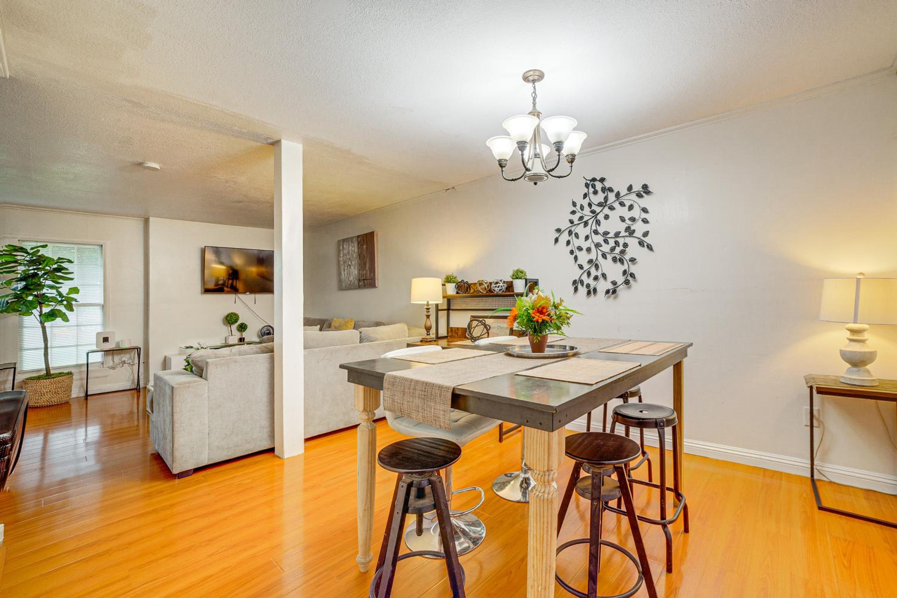 Home 1 Mi to UC Riverside Families Welcome!