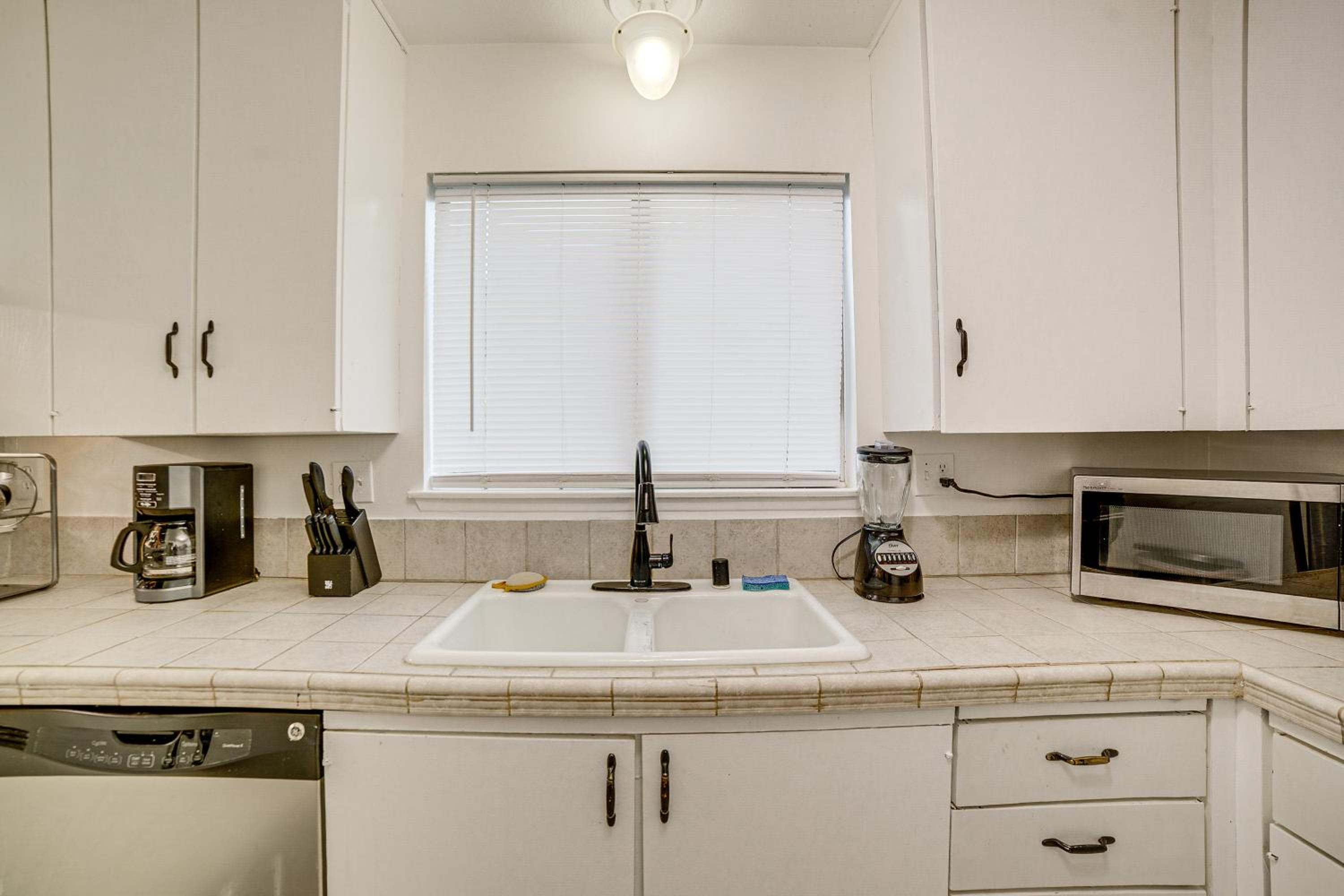 Home 1 Mi to UC Riverside Families Welcome!