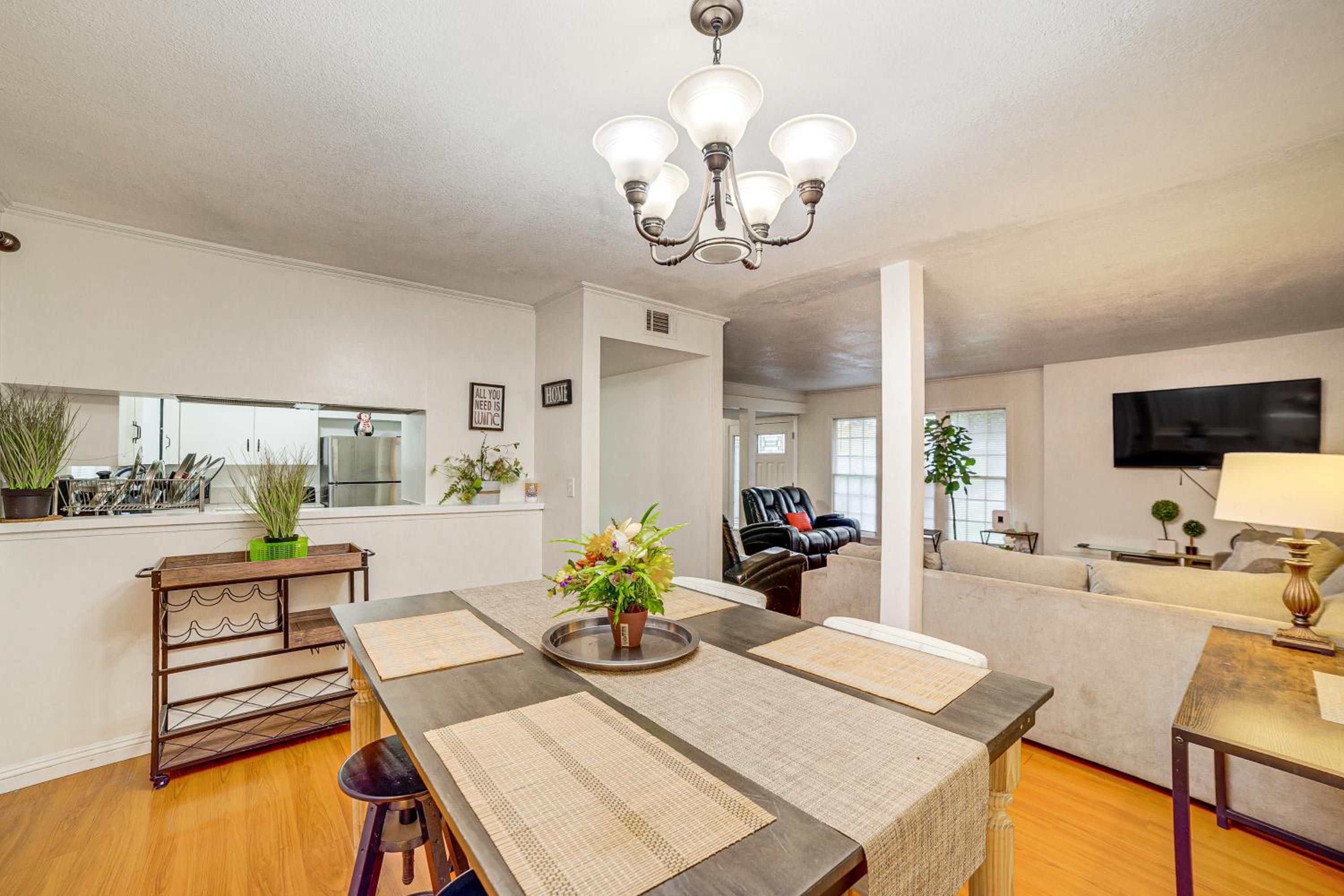 Home 1 Mi to UC Riverside Families Welcome!