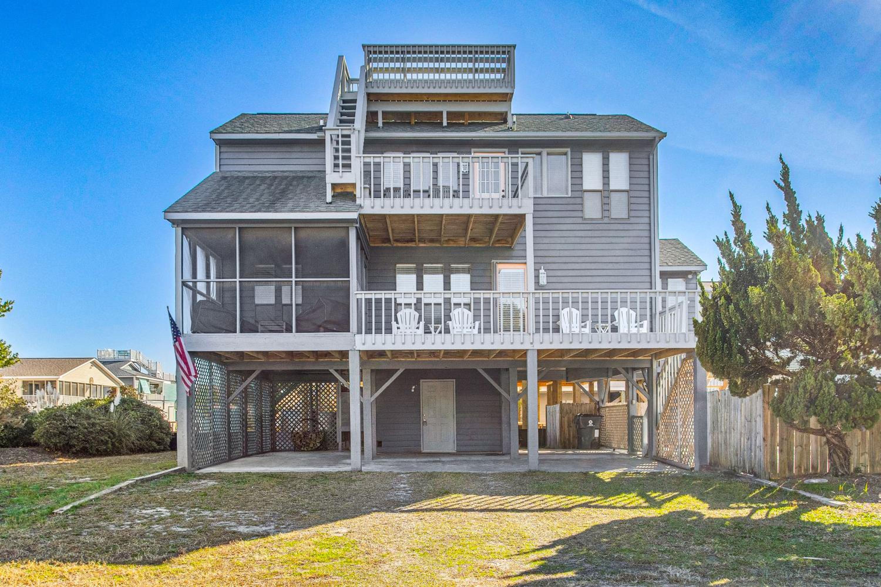 Steps to Sand! Home with 3 Decks in Sunset Beach