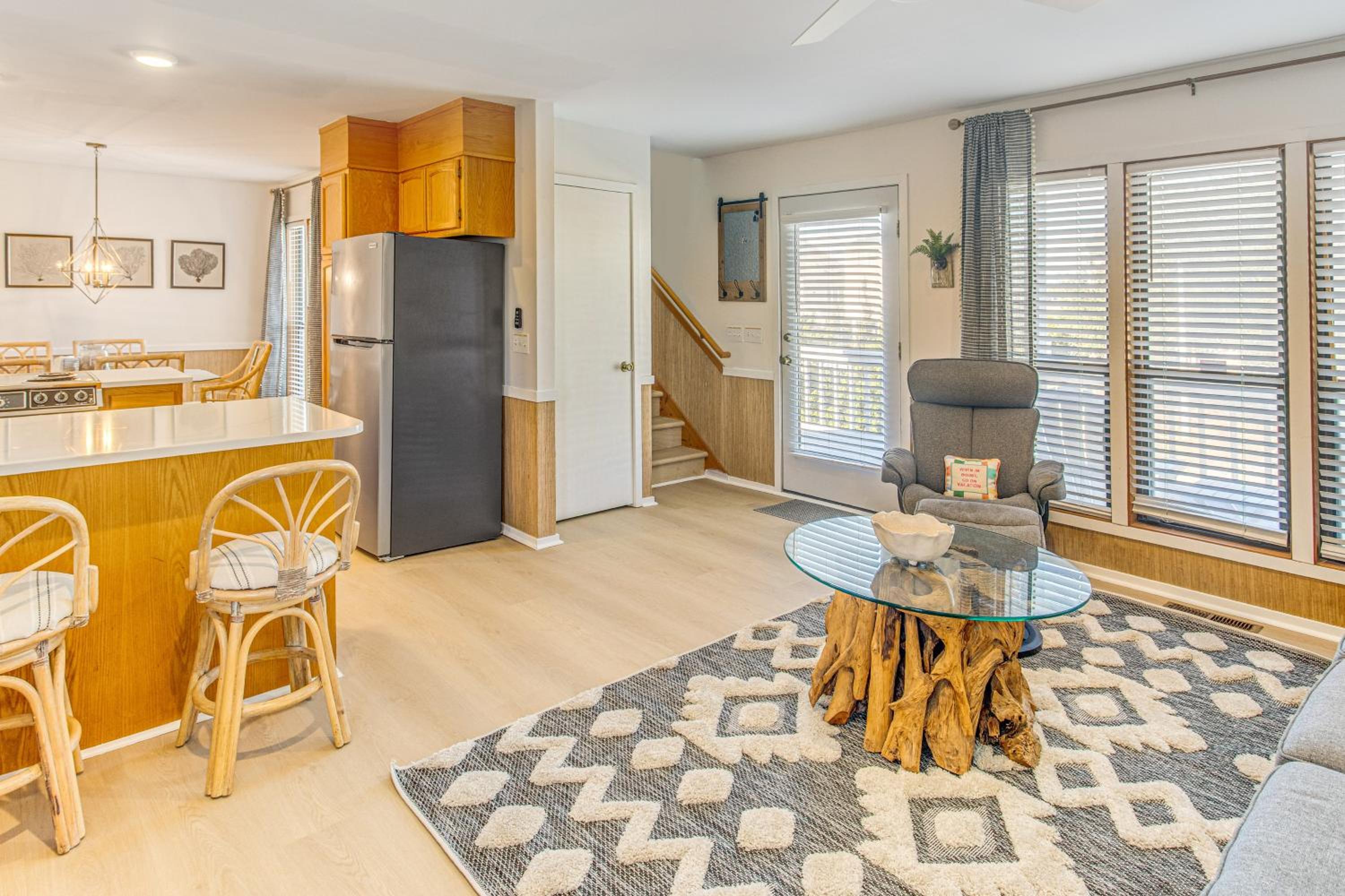 Steps to Sand! Home with 3 Decks in Sunset Beach