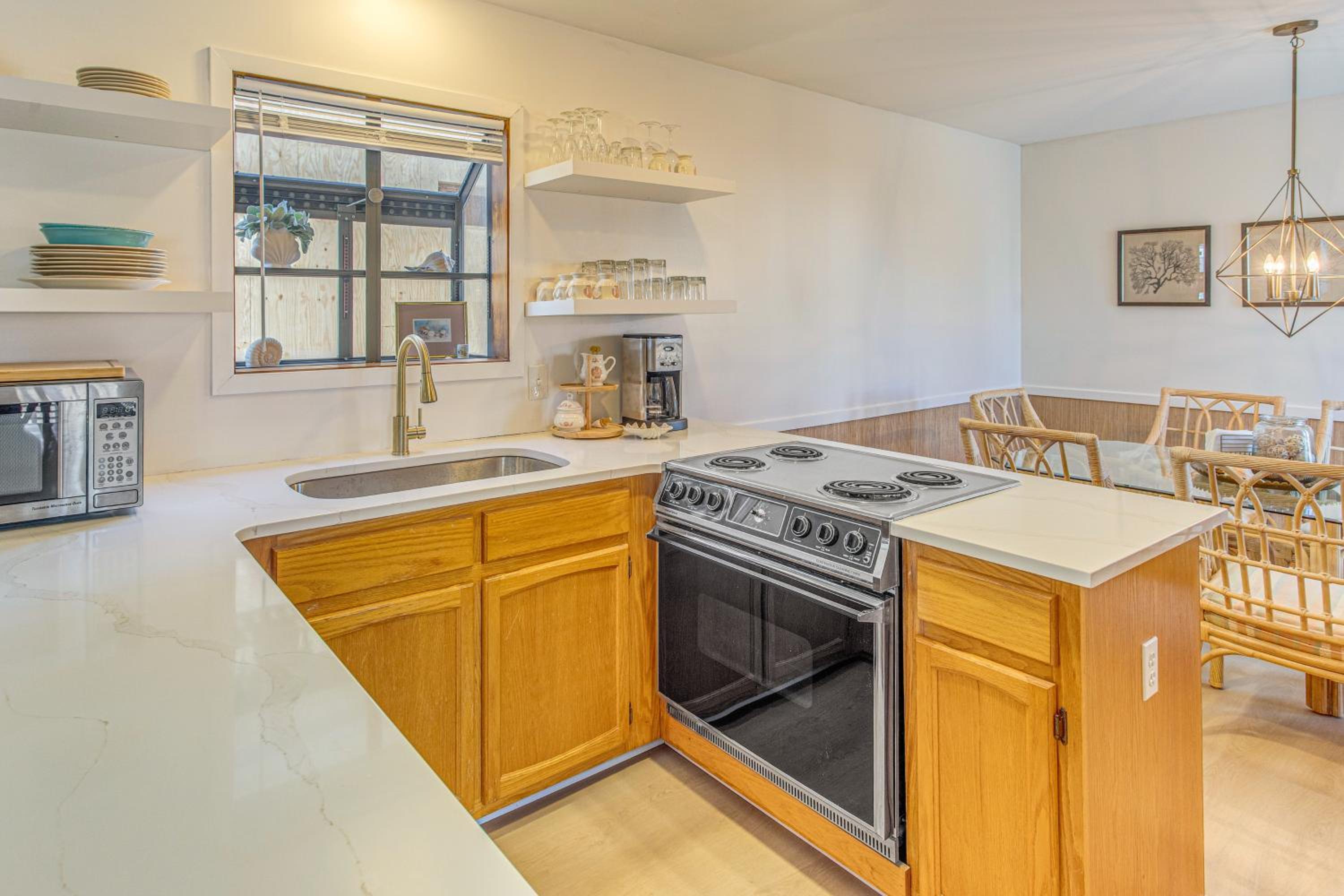 Steps to Sand! Home with 3 Decks in Sunset Beach