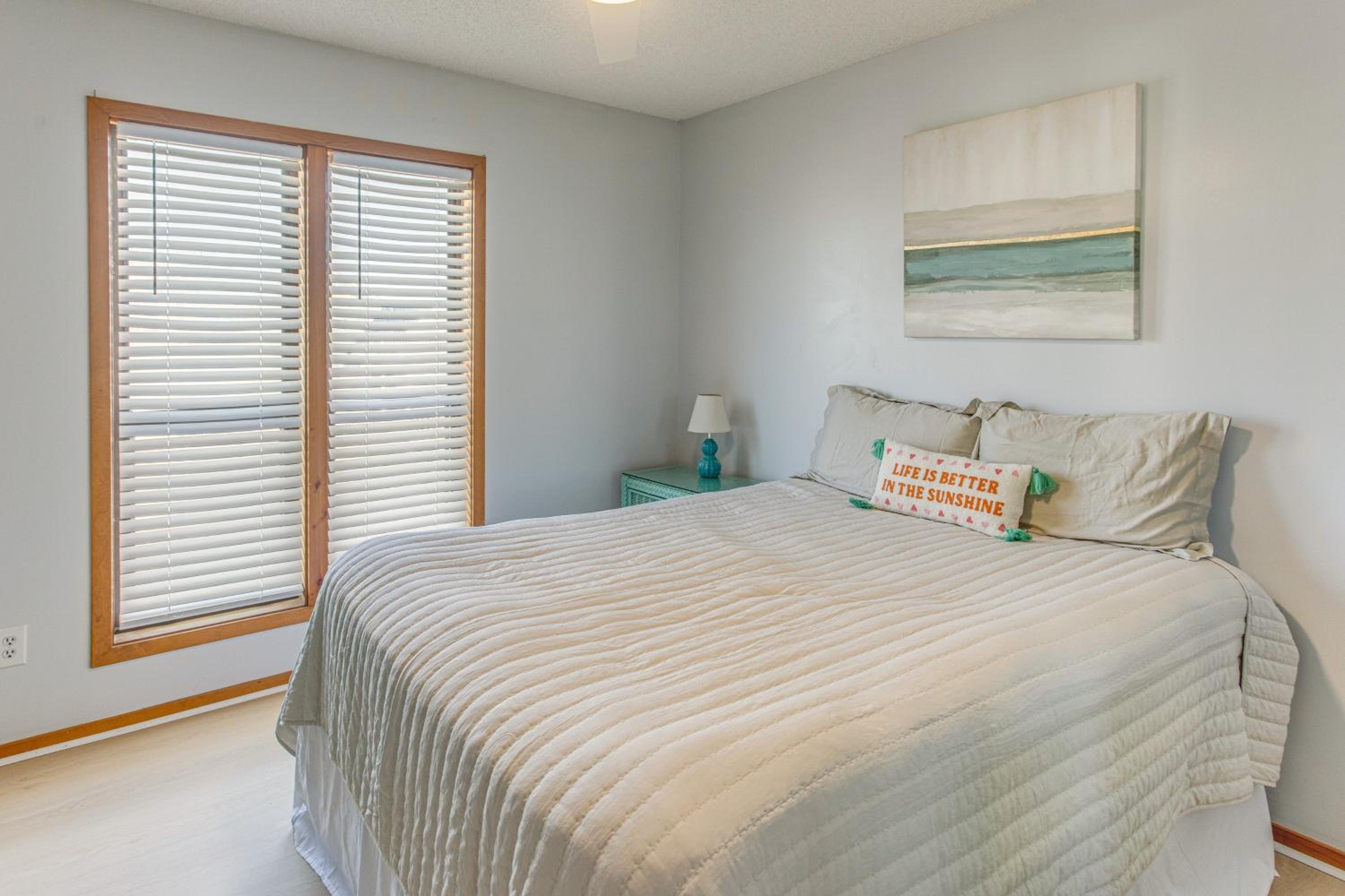 Steps to Sand! Home with 3 Decks in Sunset Beach