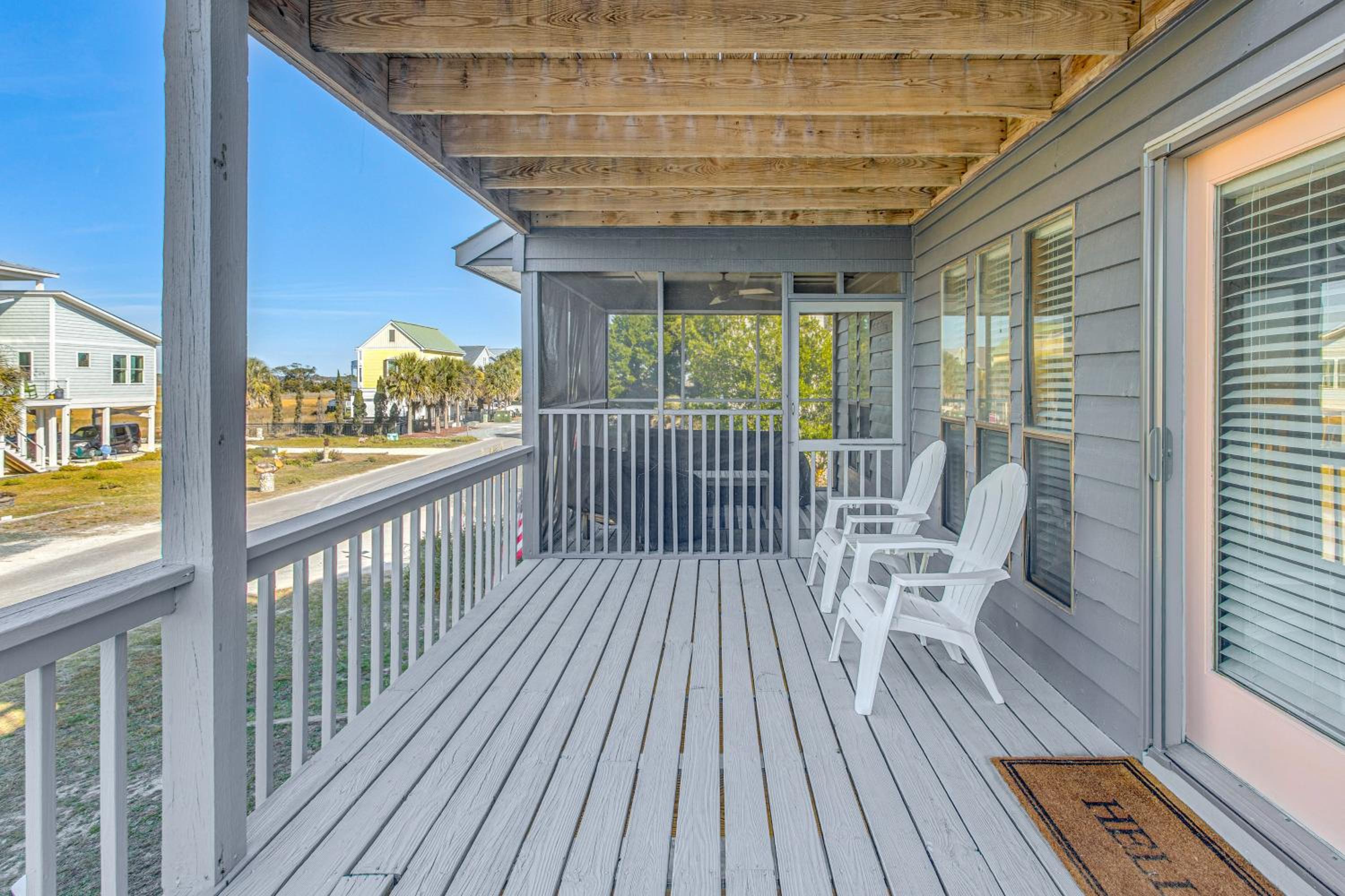 Steps to Sand! Home with 3 Decks in Sunset Beach