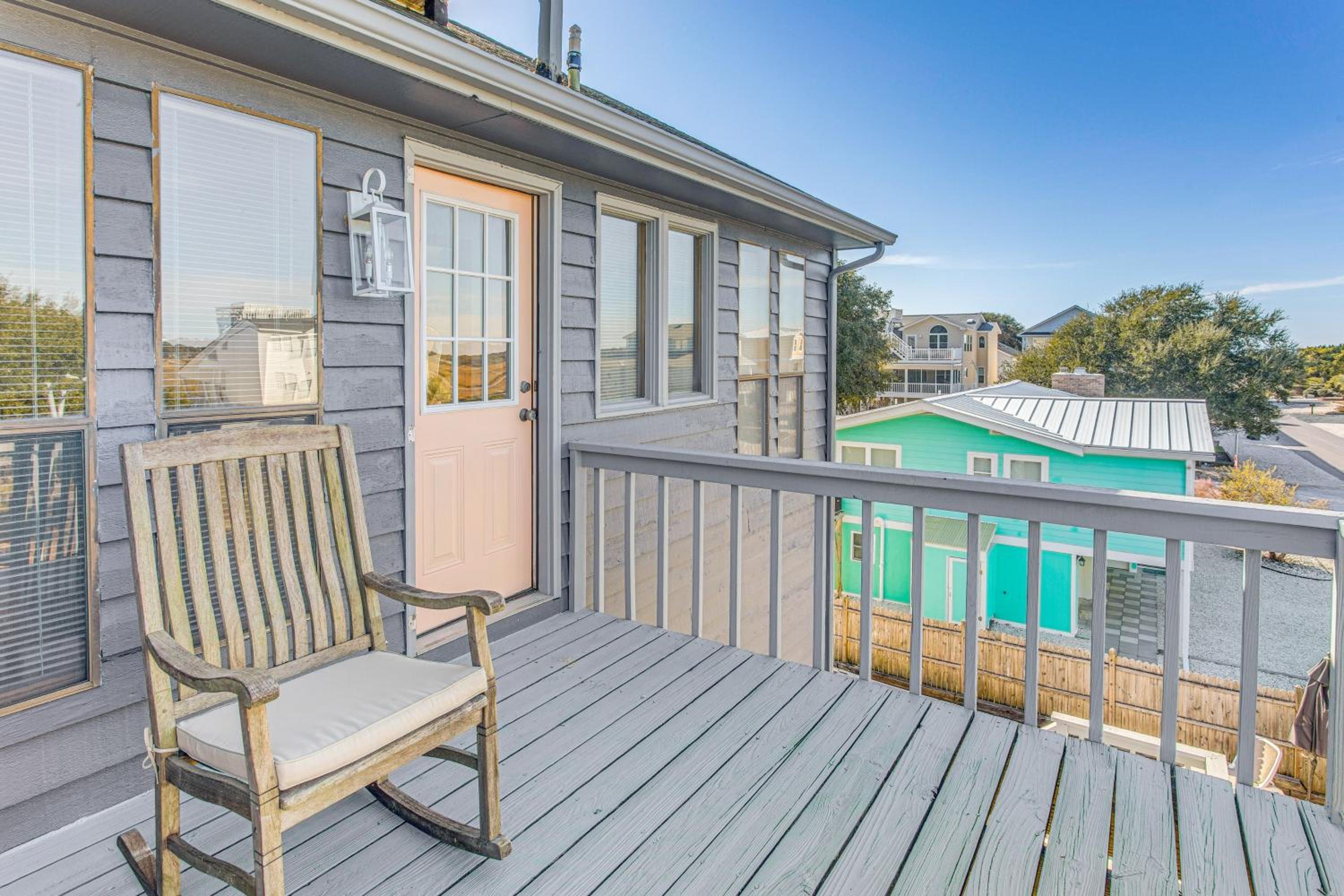 Steps to Sand! Home with 3 Decks in Sunset Beach