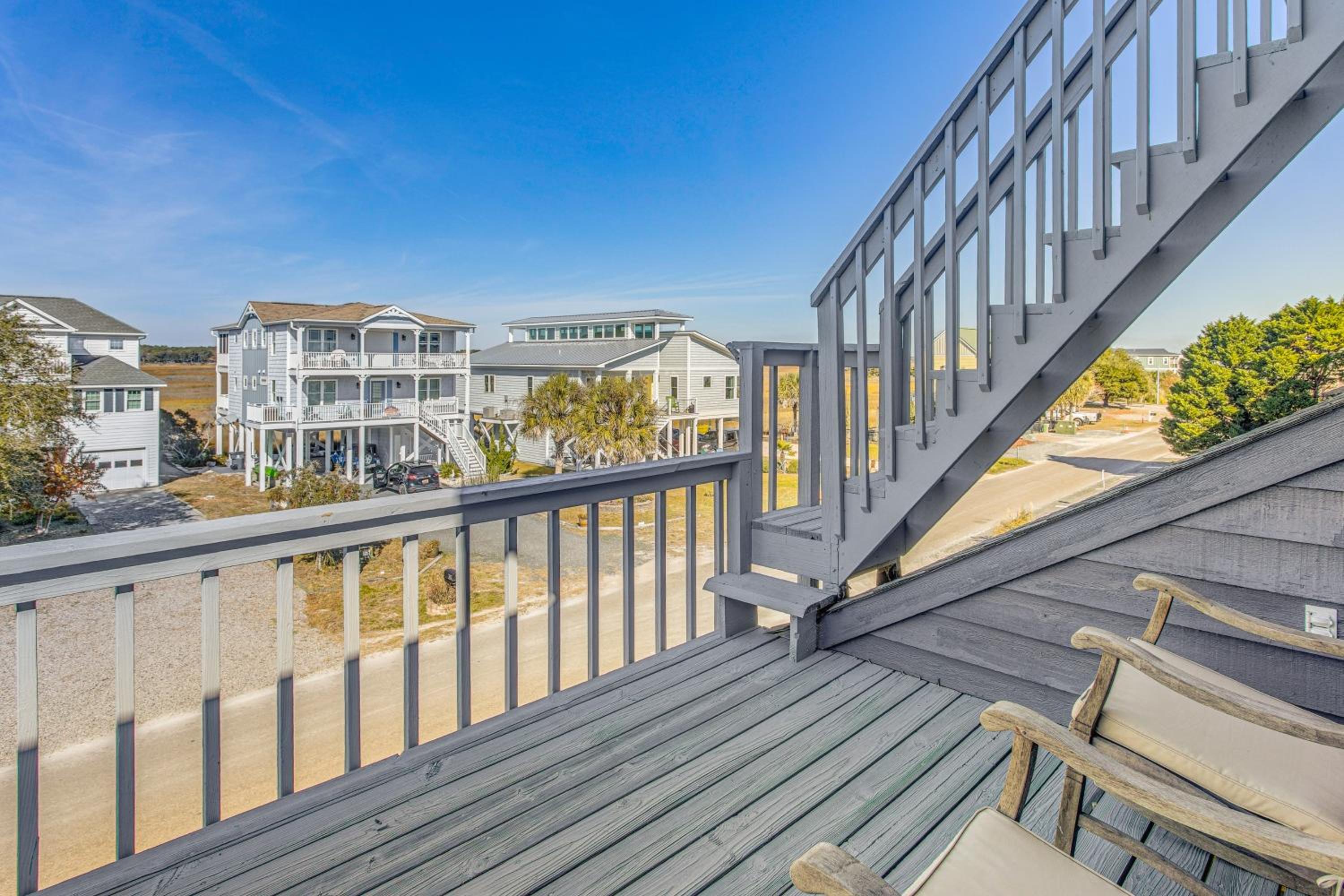 Steps to Sand! Home with 3 Decks in Sunset Beach