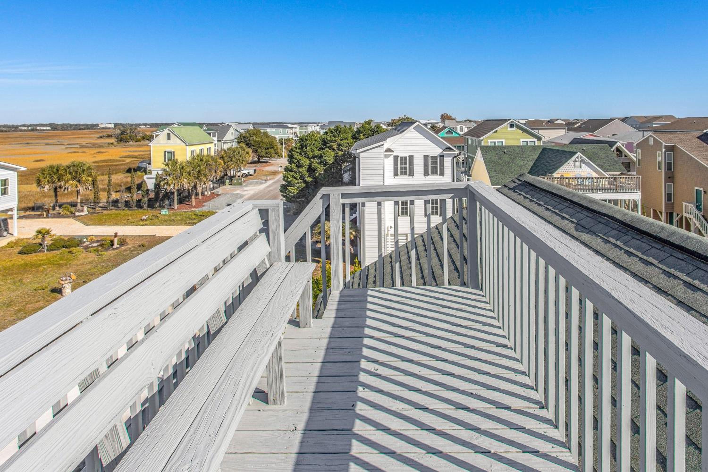 Steps to Sand! Home with 3 Decks in Sunset Beach