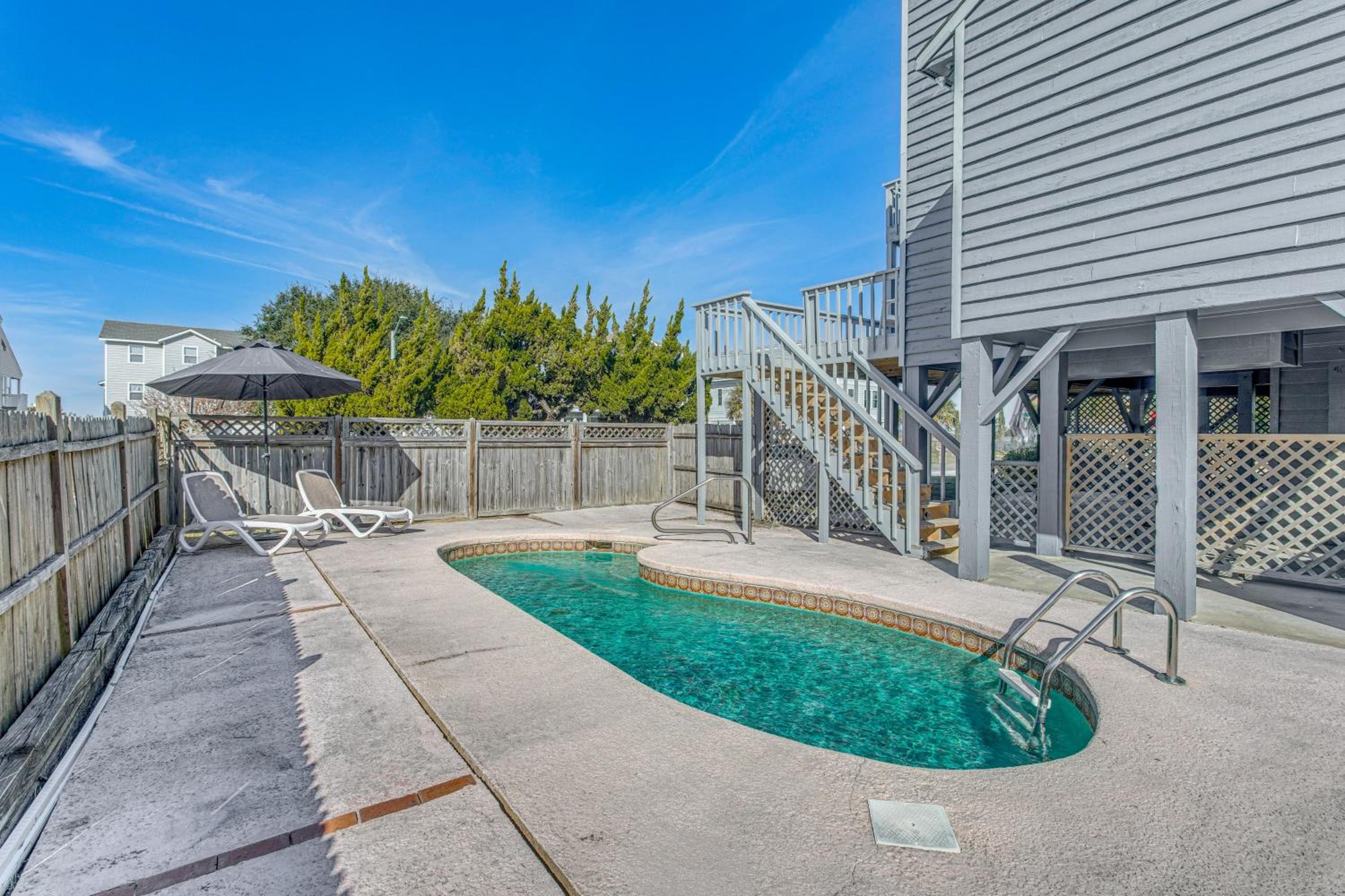 Steps to Sand! Home with 3 Decks in Sunset Beach