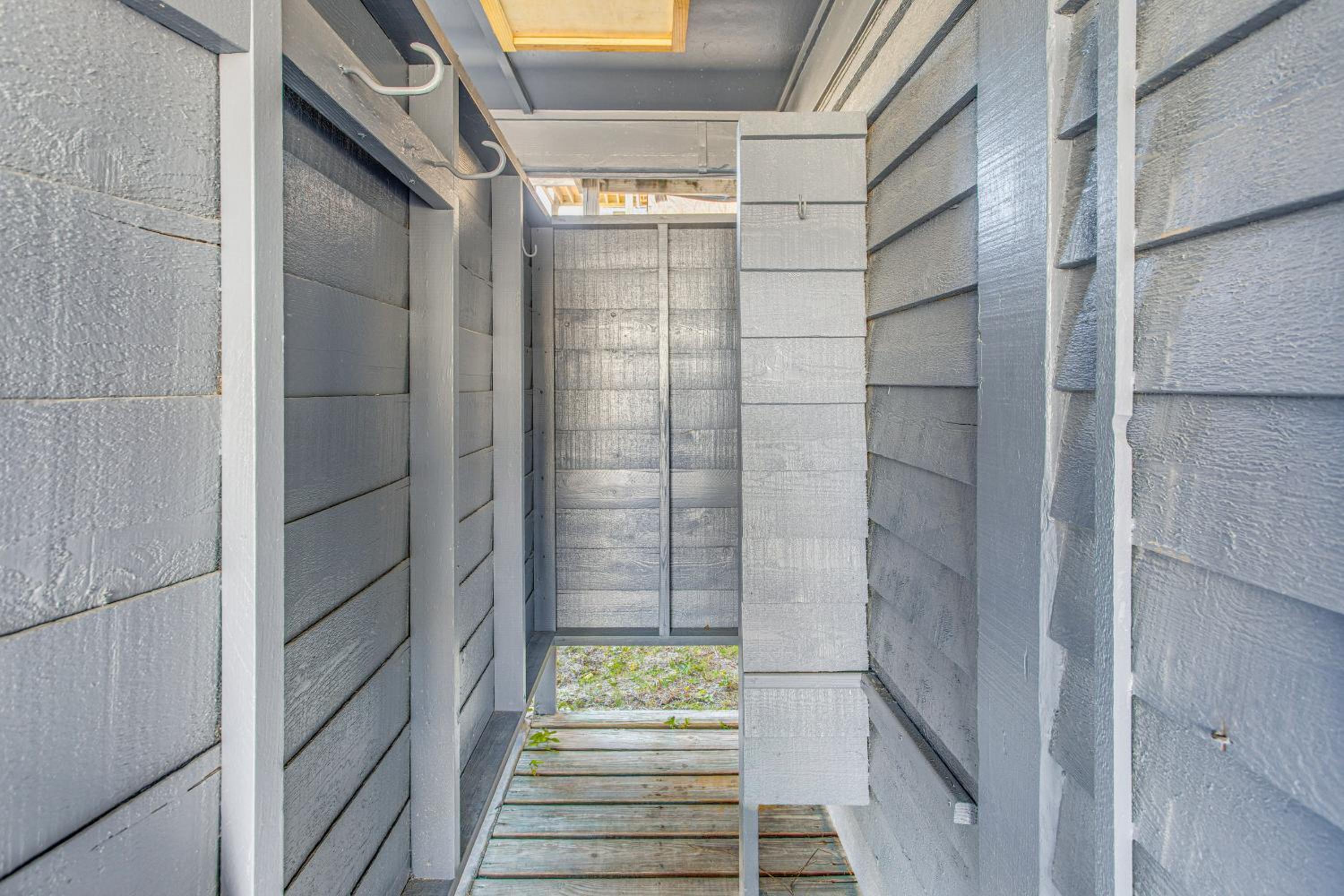Steps to Sand! Home with 3 Decks in Sunset Beach