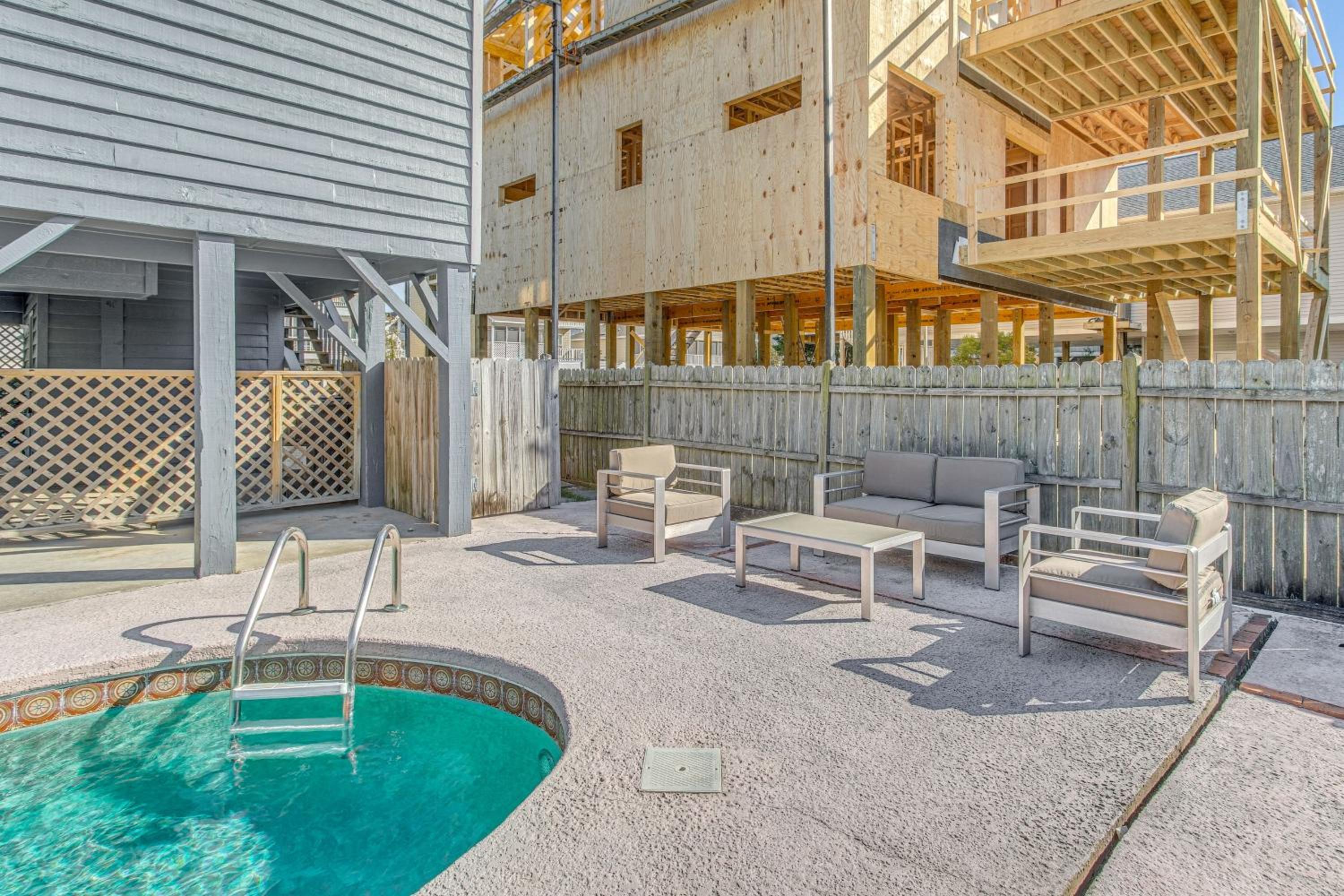 Steps to Sand! Home with 3 Decks in Sunset Beach