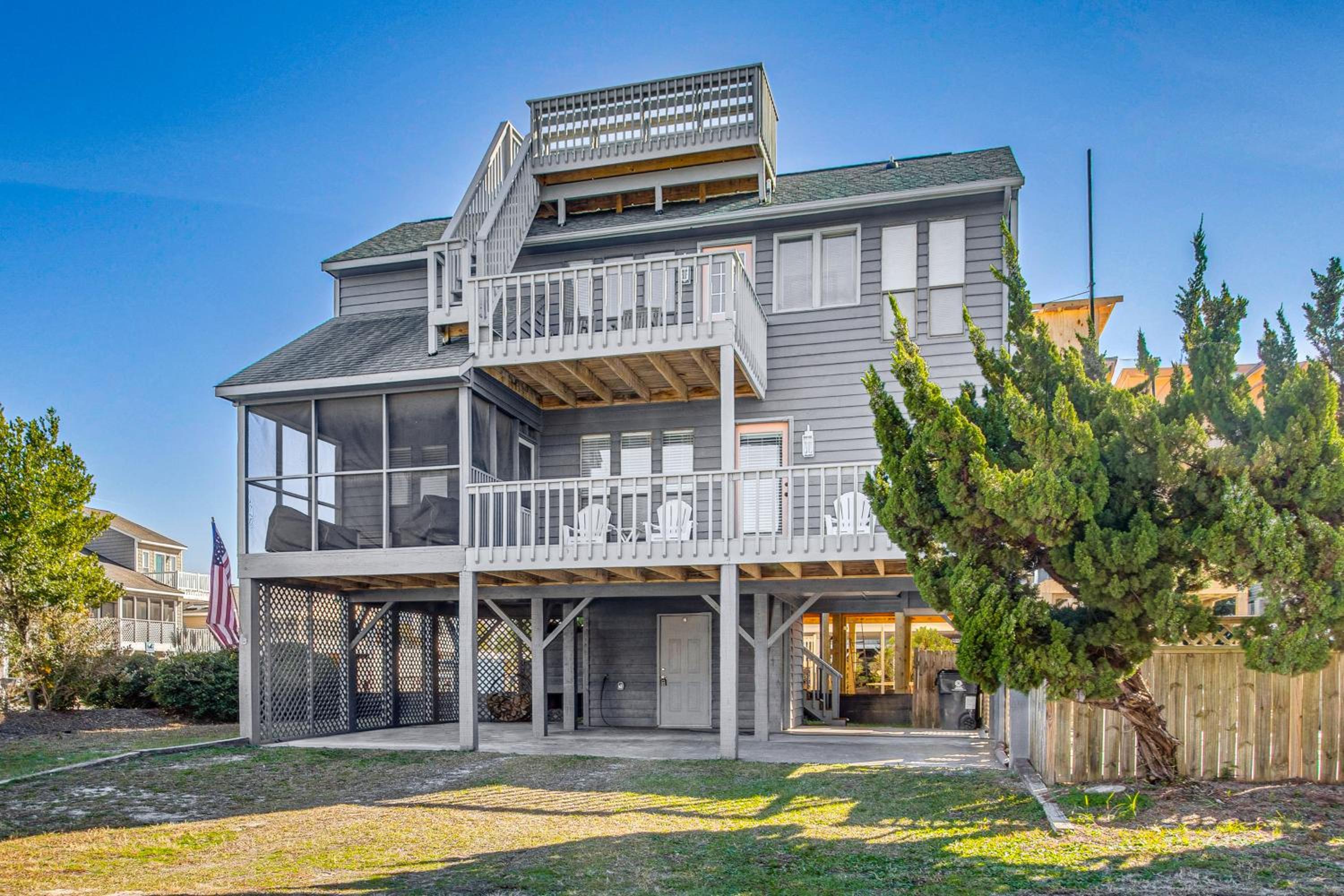 Steps to Sand! Home with 3 Decks in Sunset Beach