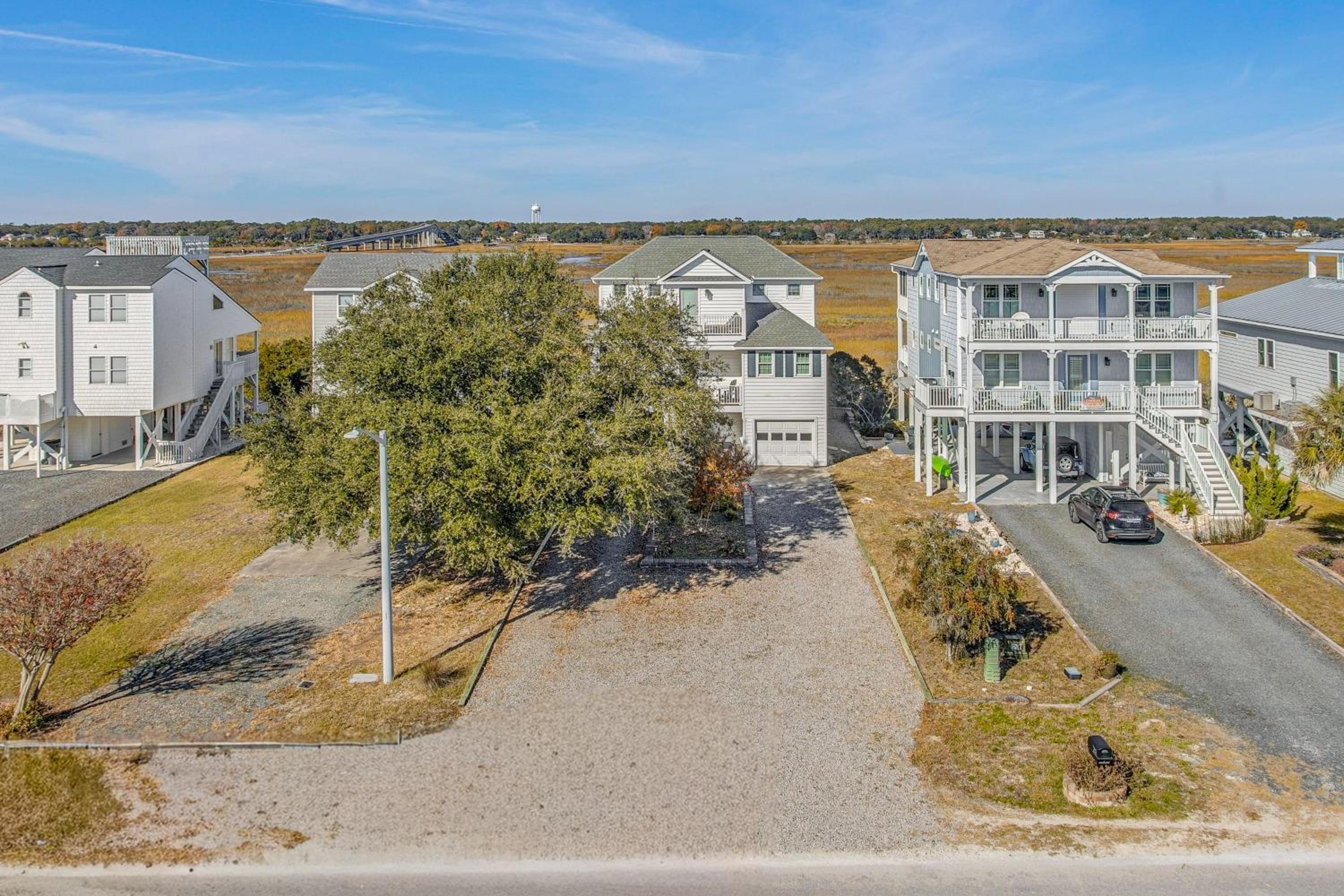 Steps to Sand! Home with 3 Decks in Sunset Beach