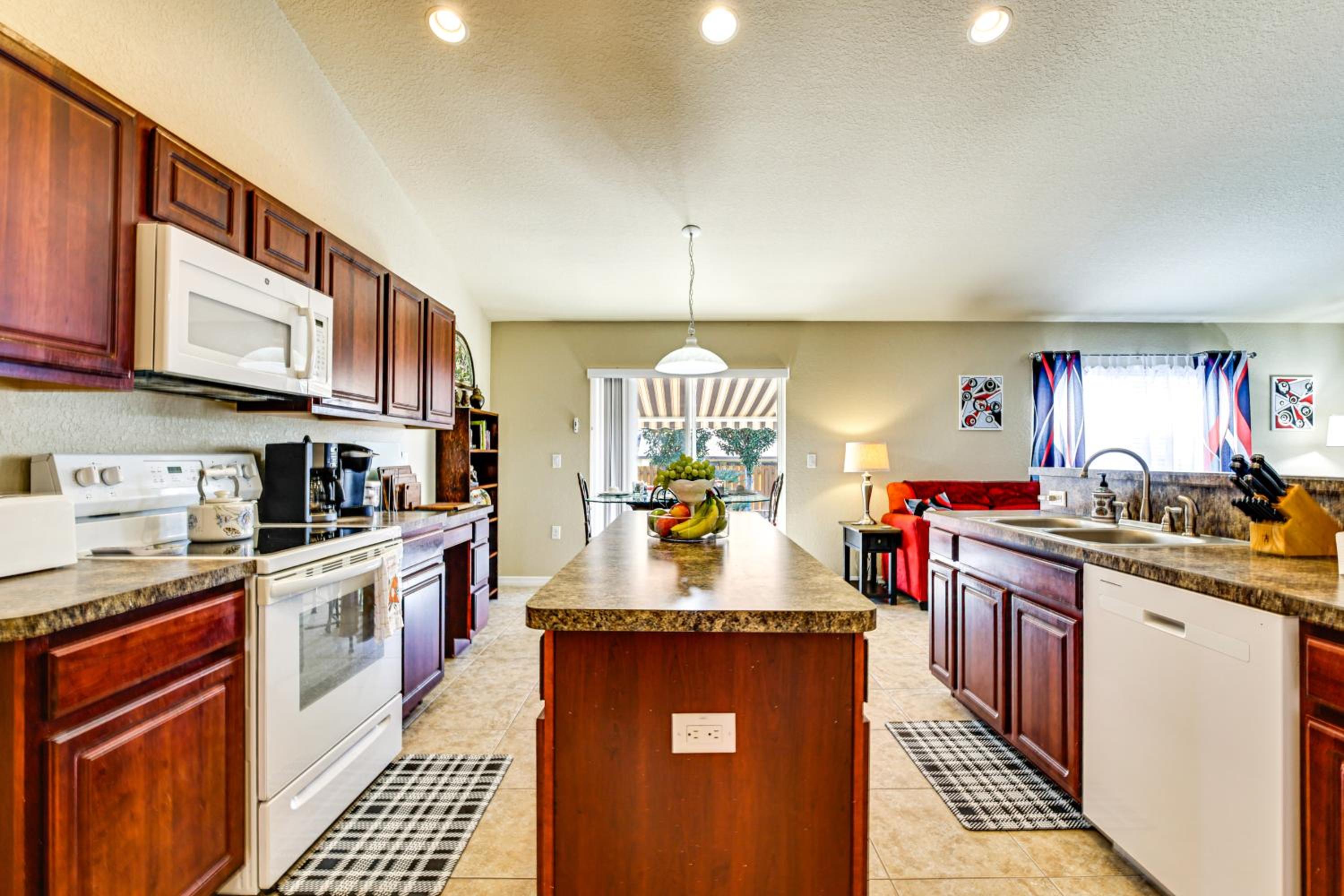 4 Mi to Weeki Wachee Springs! Fun-Filled Home