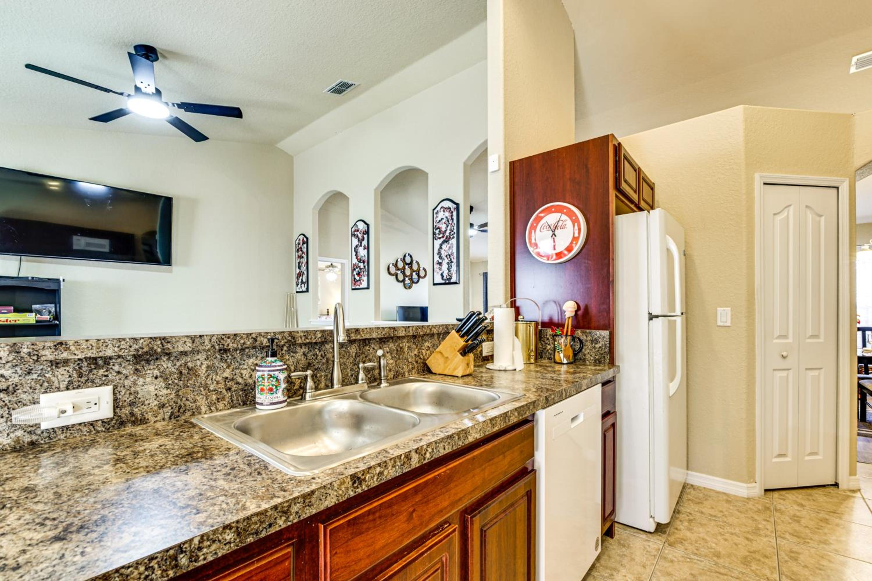 4 Mi to Weeki Wachee Springs! Fun-Filled Home
