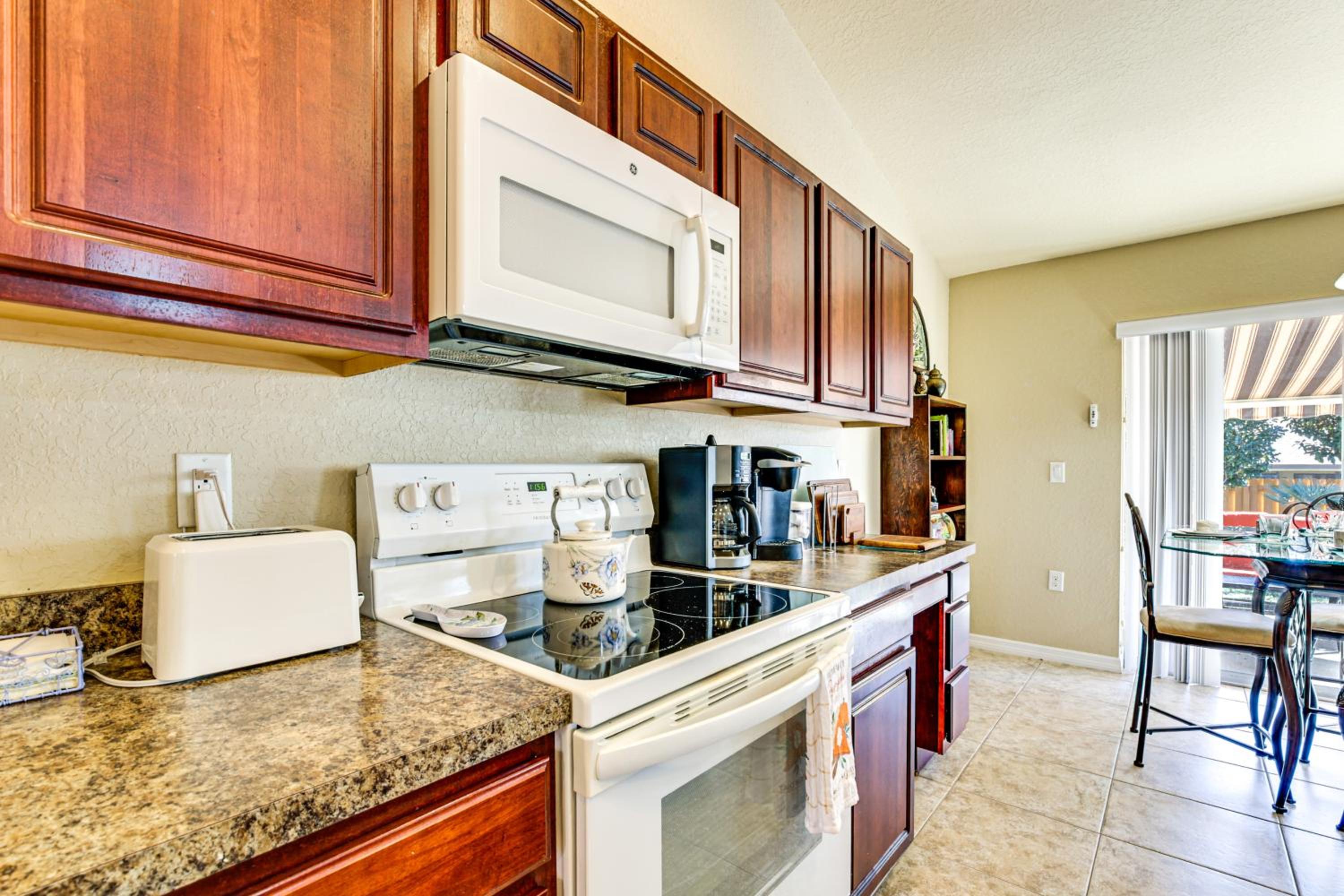 4 Mi to Weeki Wachee Springs! Fun-Filled Home