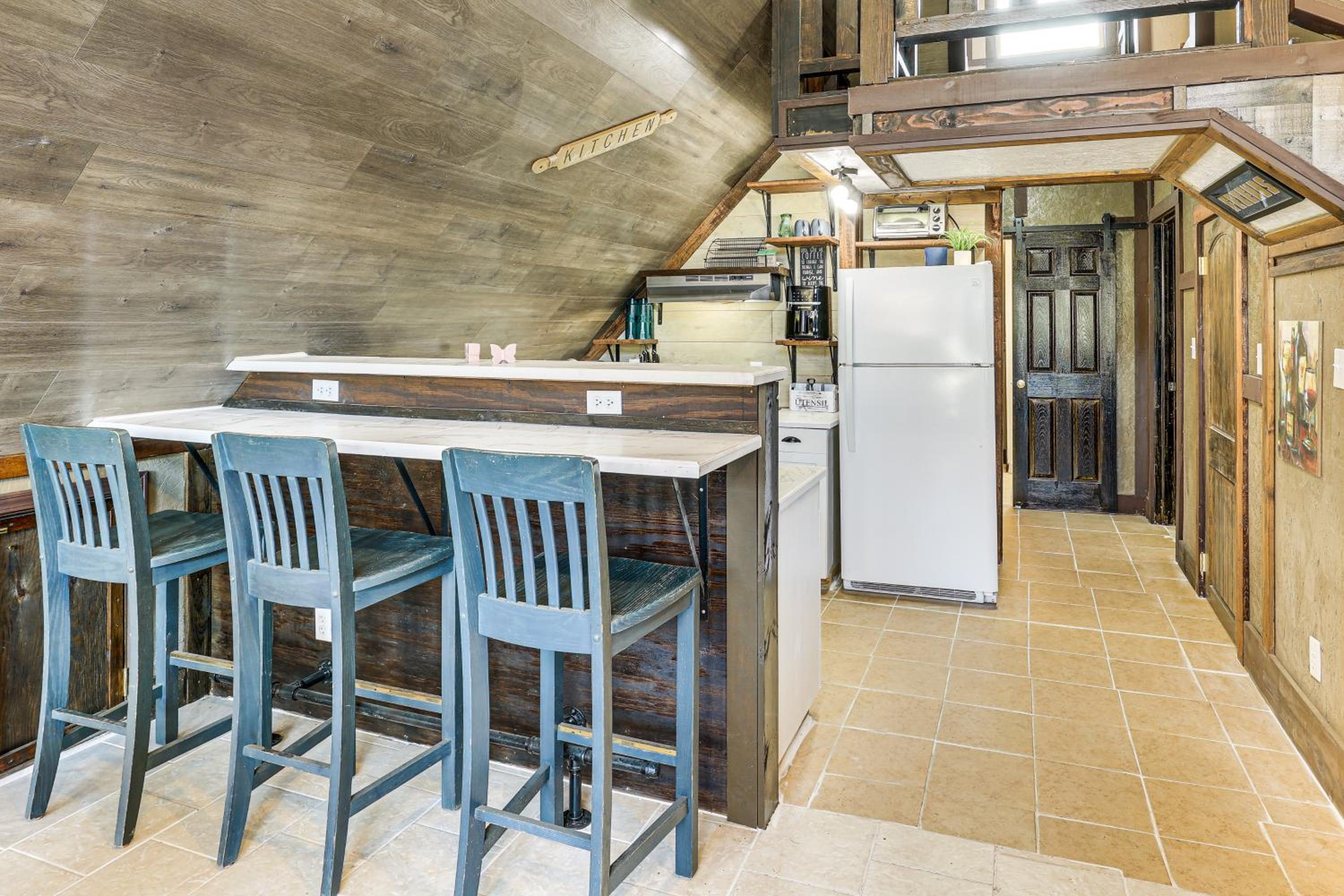 5 Mi to Old Odessa Cabin with Deck and Rural Views