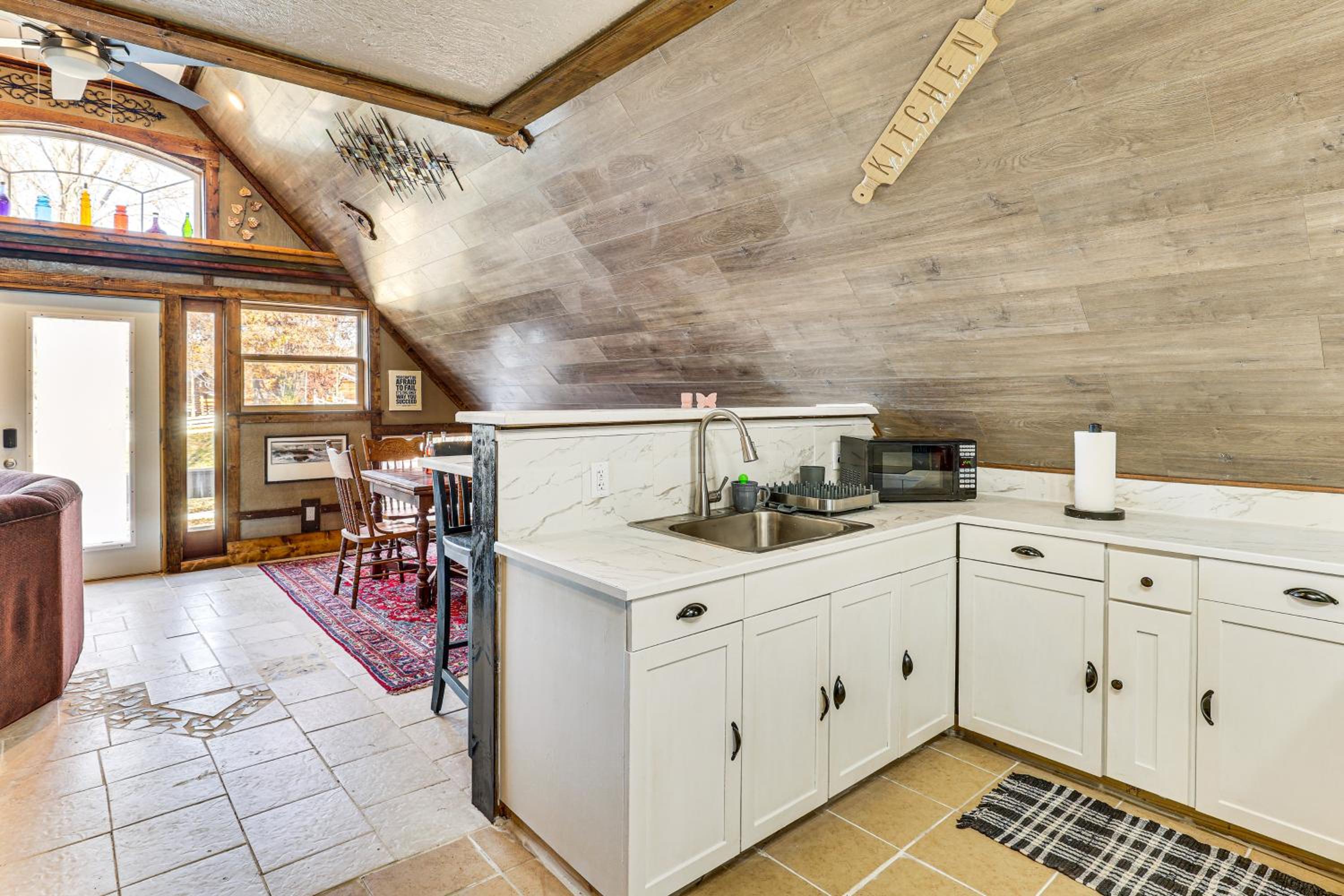 5 Mi to Old Odessa Cabin with Deck and Rural Views