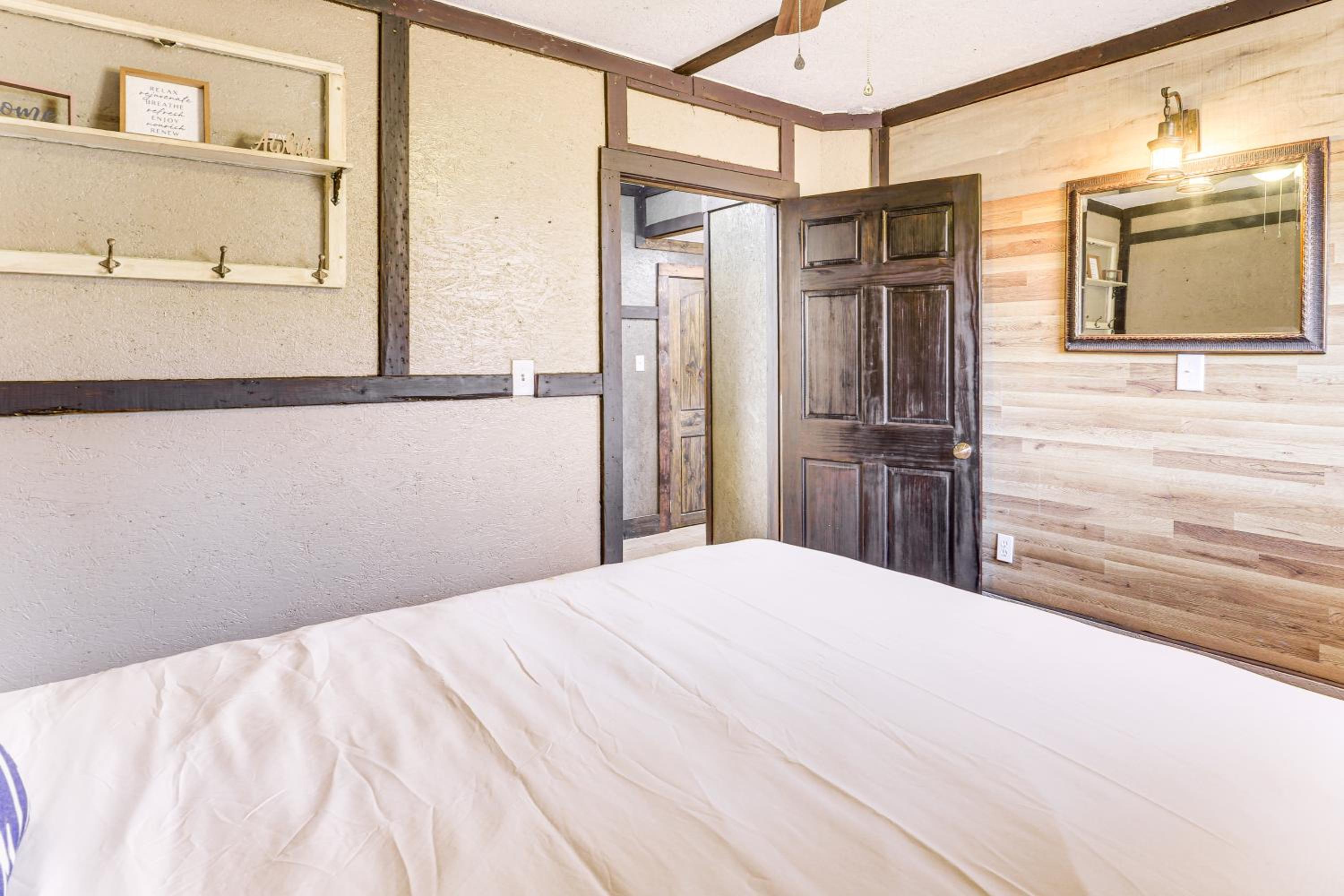 5 Mi to Old Odessa Cabin with Deck and Rural Views