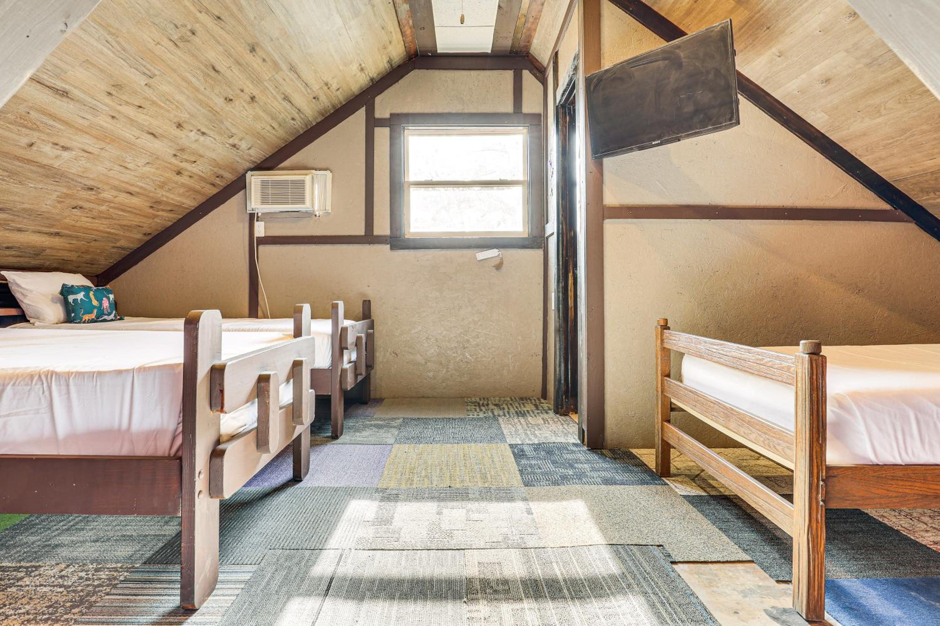 5 Mi to Old Odessa Cabin with Deck and Rural Views