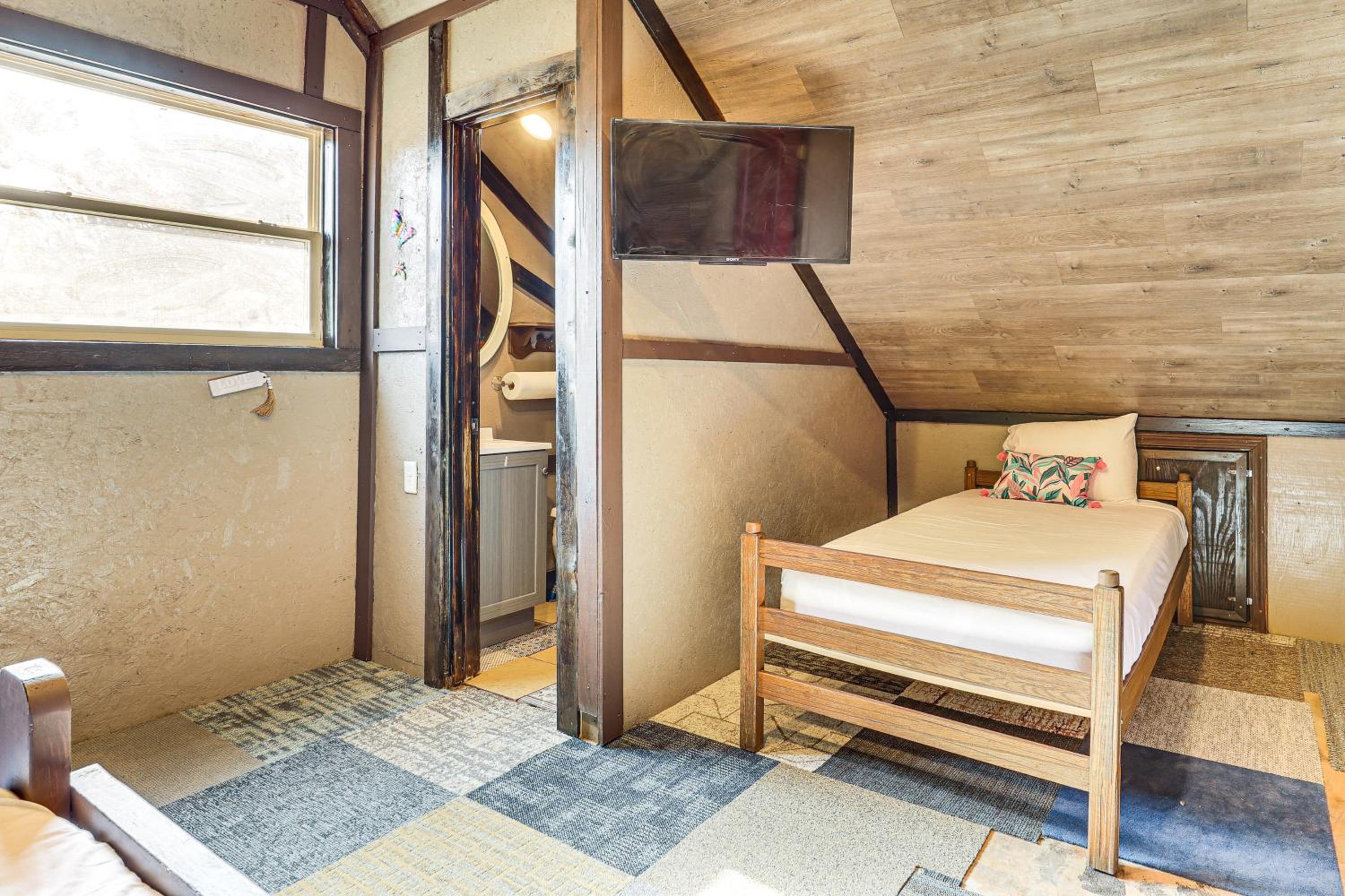 5 Mi to Old Odessa Cabin with Deck and Rural Views